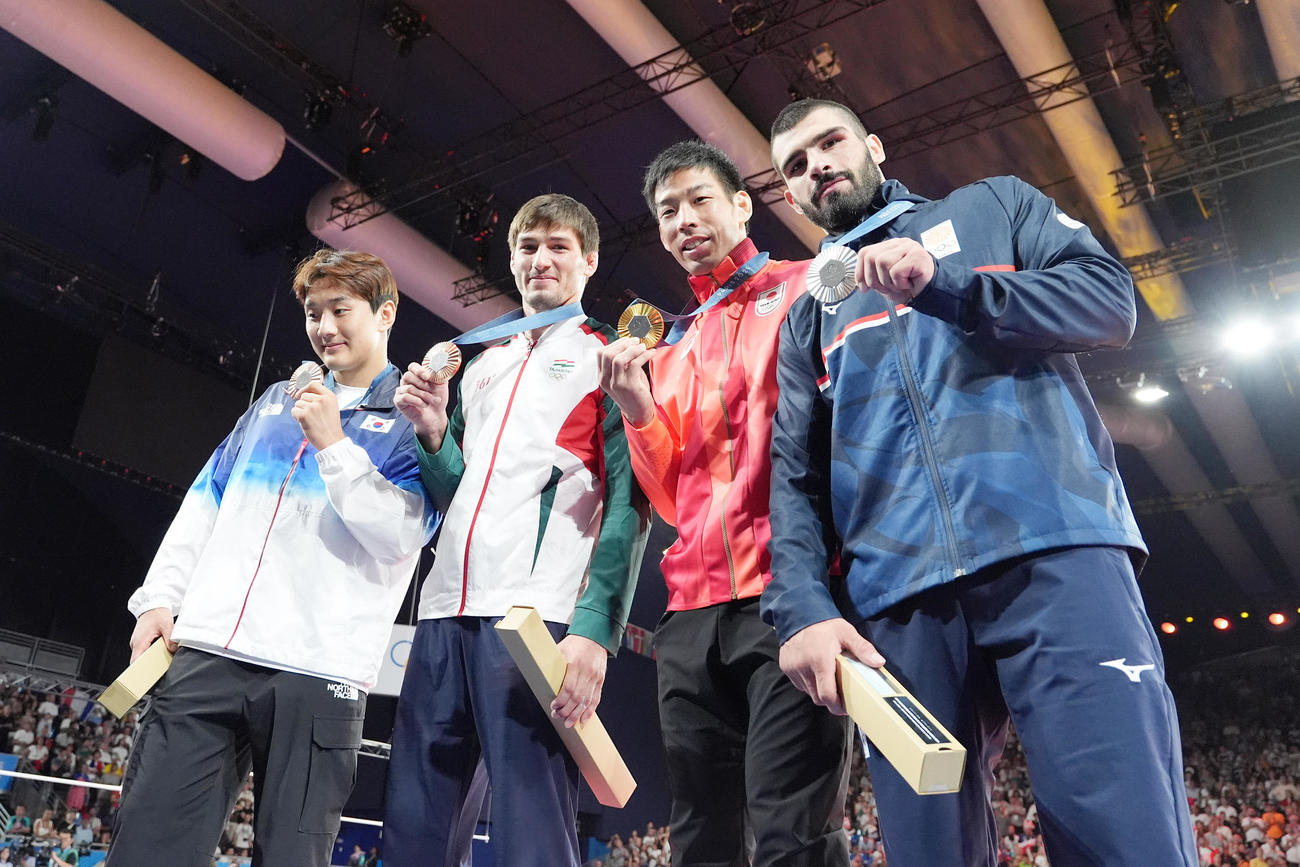 表彰式で記念撮影に納まる永瀬（右から2人目）。左から3位の李俊奐、マフマドベコフ、1人おいて2位のグリガラシビリ（2024年7月30日撮影）