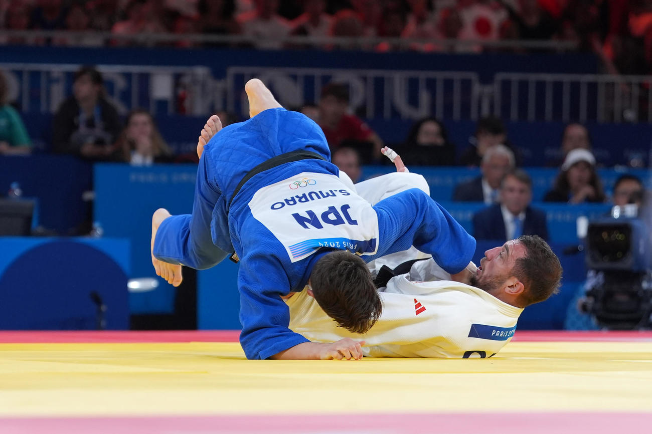 パリ五輪　男子90キロ級決勝　ラシャ・ベカウリ（右）を攻め込む村尾三四郎（撮影・PNP）