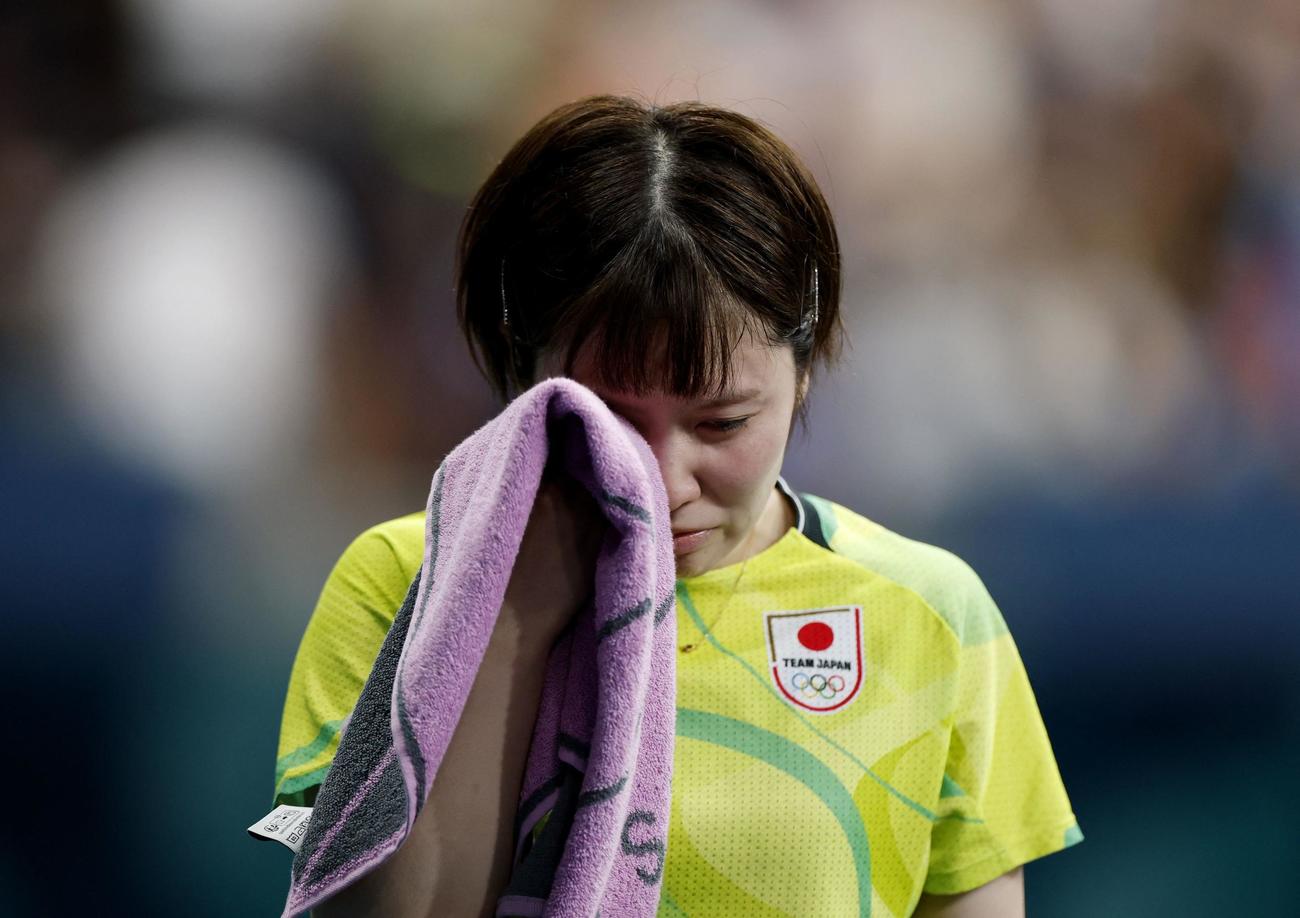 女子シングルス準々決勝で敗れた平野美宇はタオルで涙を拭う（ロイター）