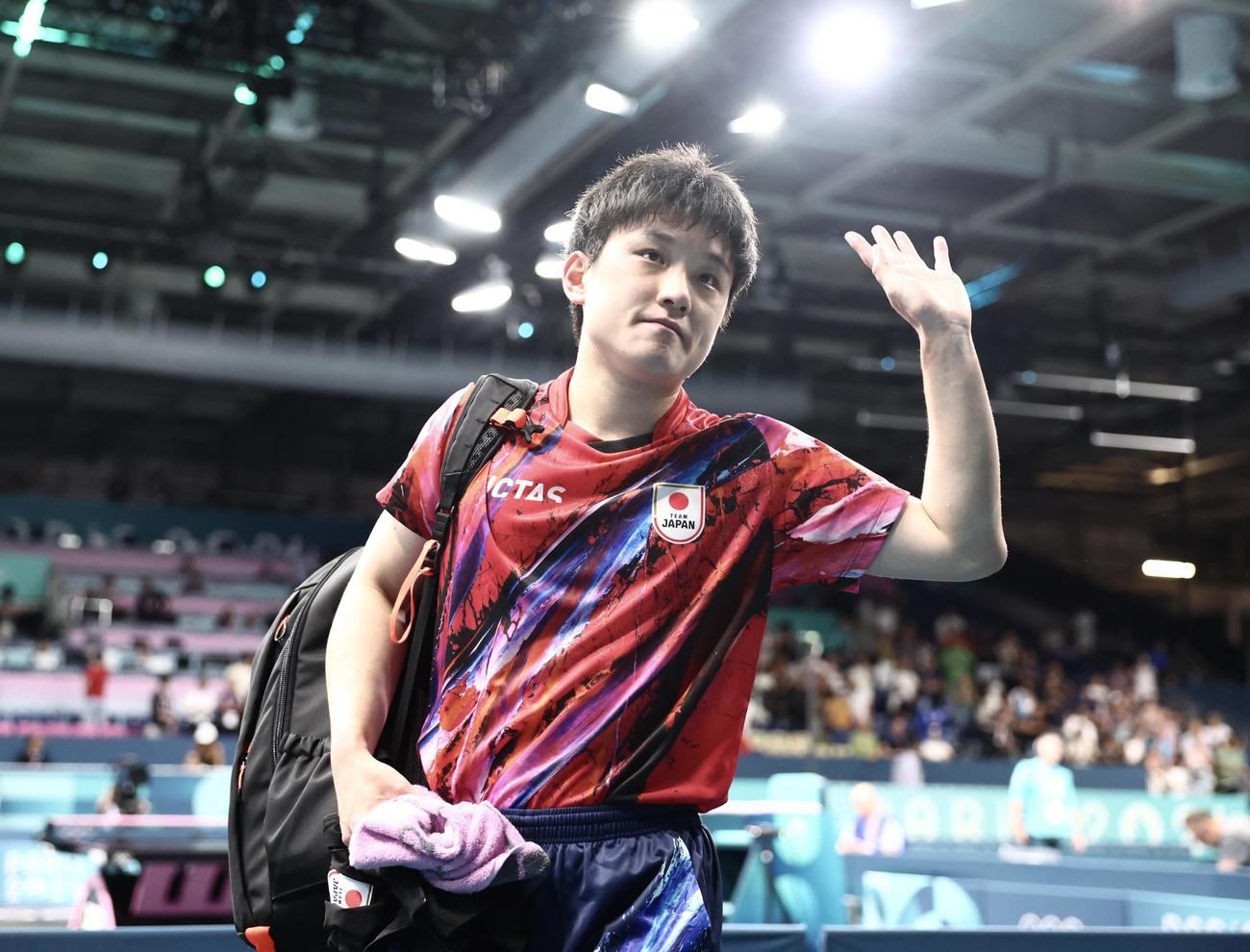男子シングルス準々決勝　試合後、観客の声援に応えながら引き揚げる張本（撮影・河田真司）