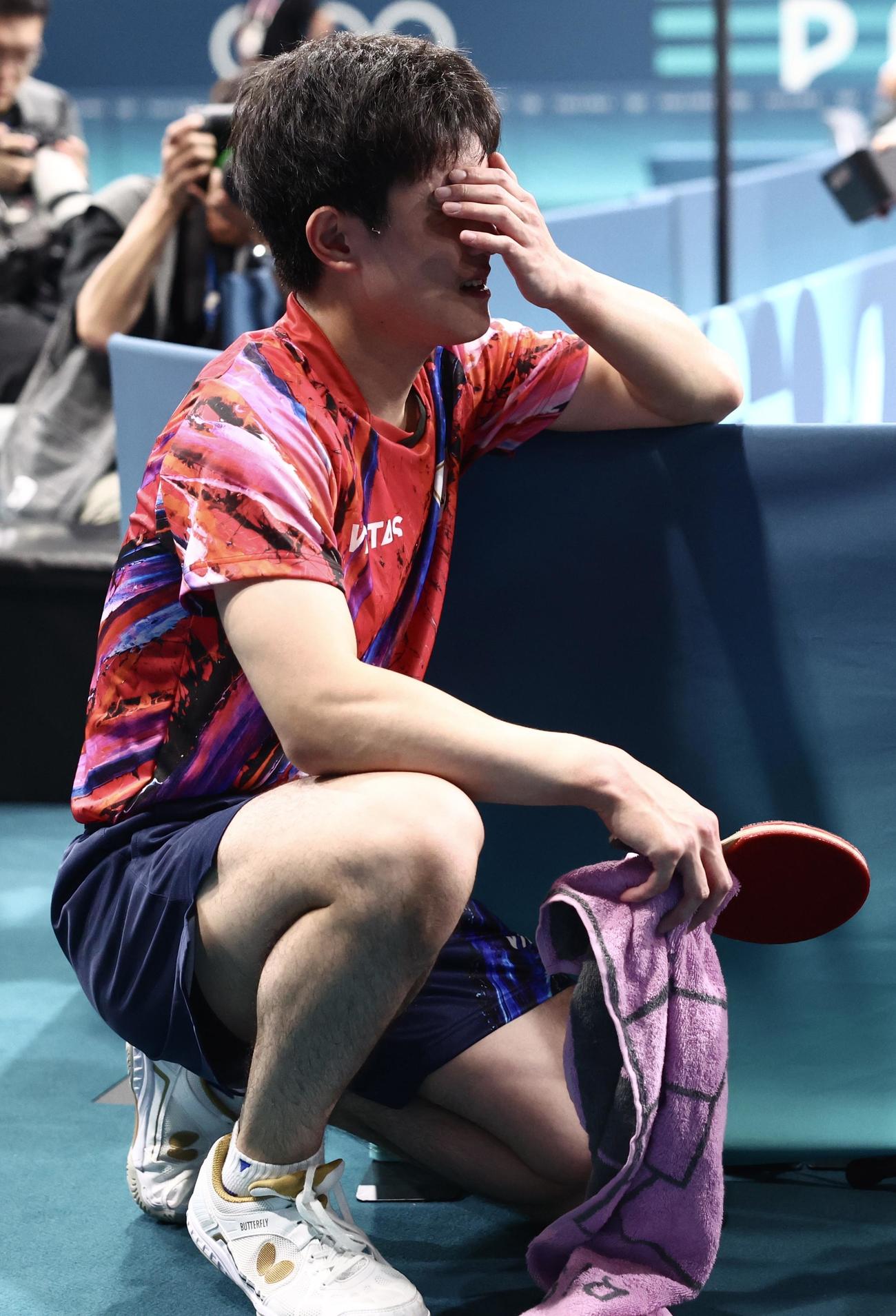 男子シングルス準々決勝　フルセットの末に敗れ、しばらくしゃがみ込む張本（2024年8月1日撮影）