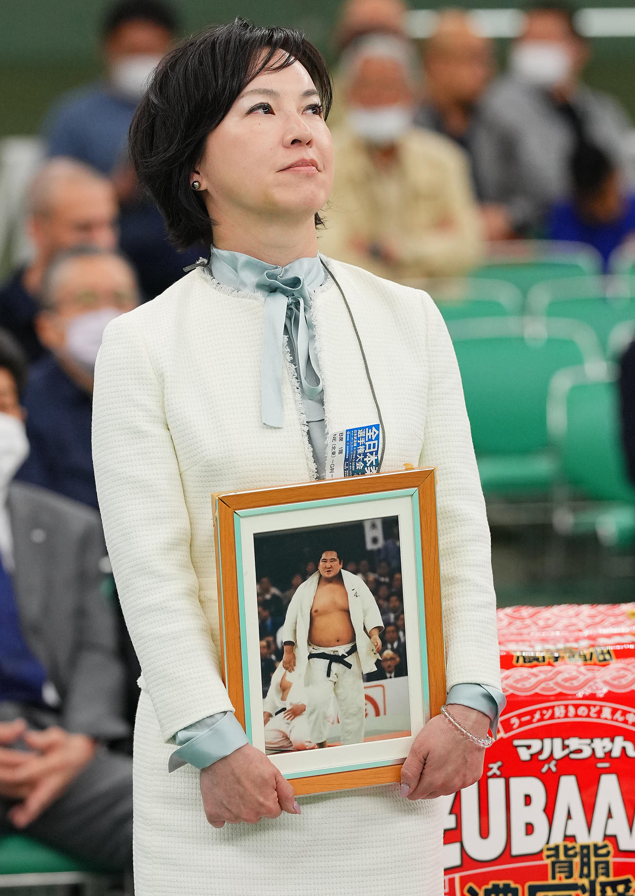 斉藤仁さんの遺影を持つ、斉藤立の母三恵子さん（2023年4月撮影）