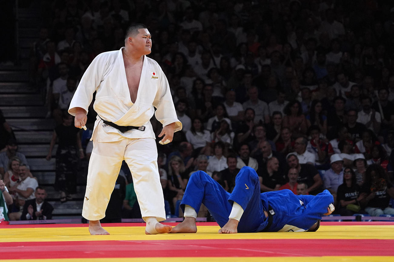 柔道男子100キロ超級2回戦　ルカシュ・クルパレク（右）を破った斉藤（撮影・パオロ　ヌッチ）