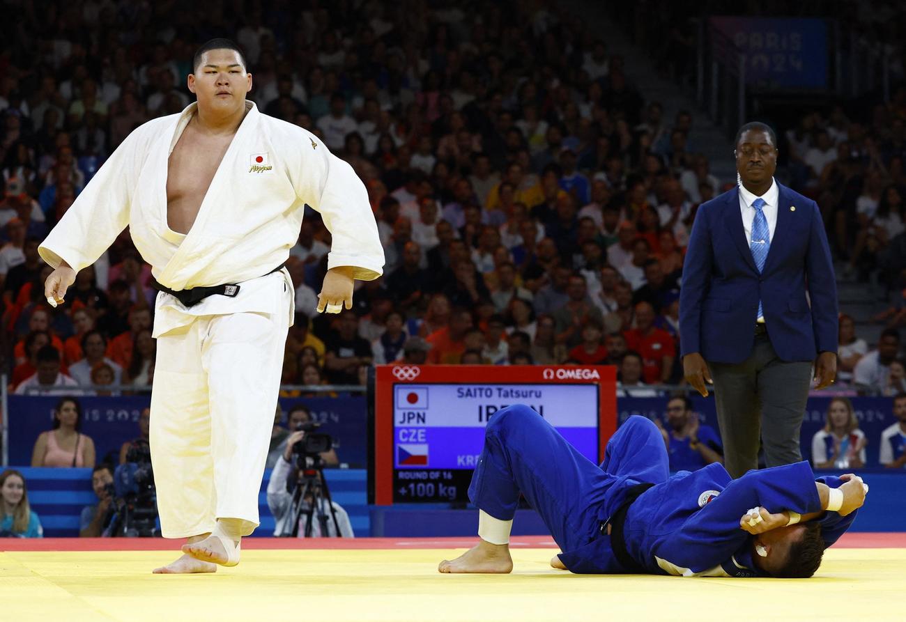 男子100キロ超級2回戦　一本勝ちで準々決勝進出を決めた斉藤立（ロイター）