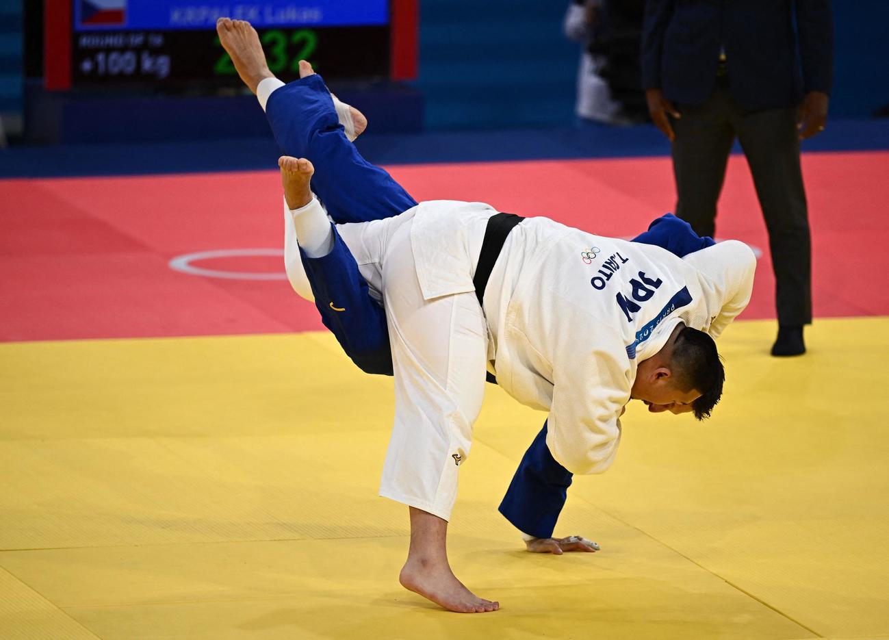 男子100キロ超級　内股で一本をとる斉藤立（ロイター）