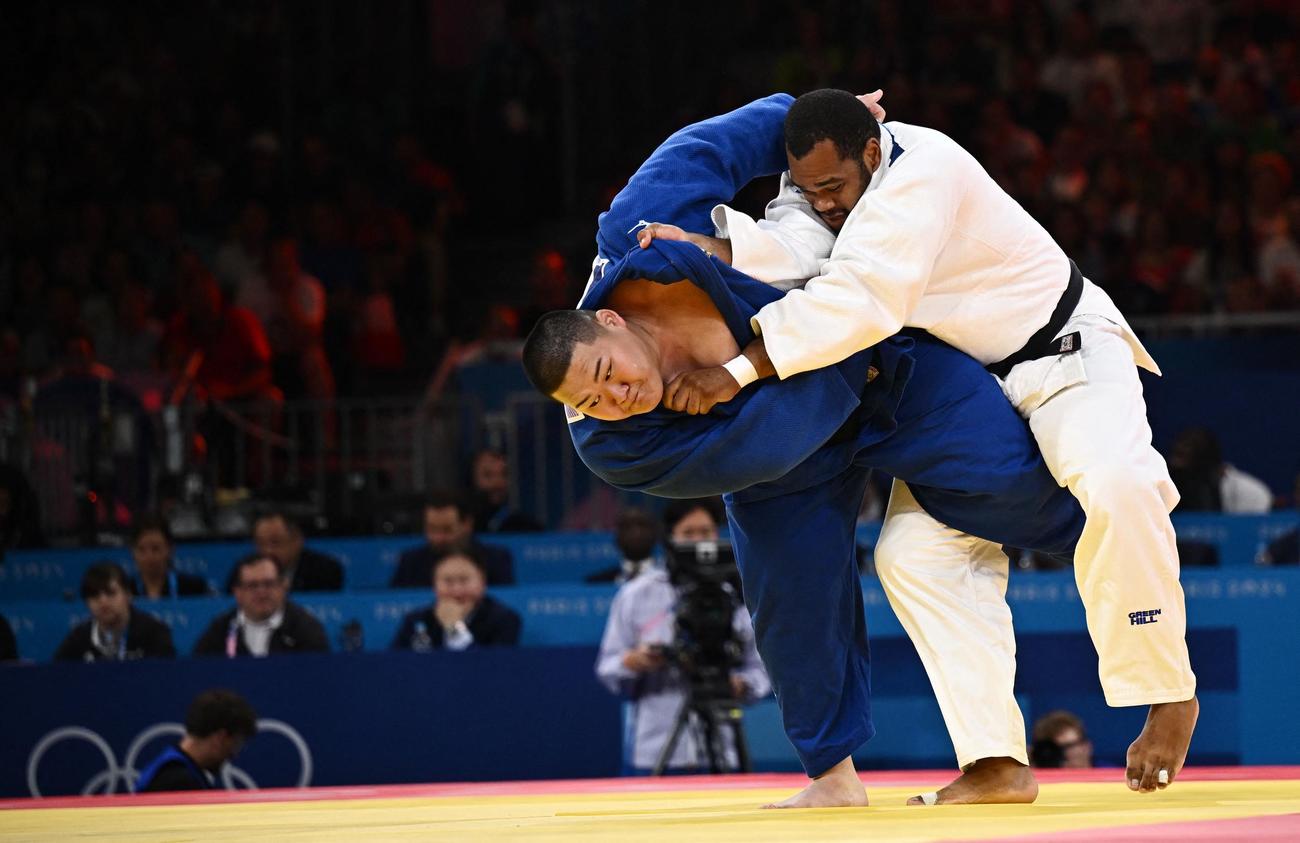 男子100キロ超級準々決勝　内股で技ありを奪う斉藤立（ロイター）