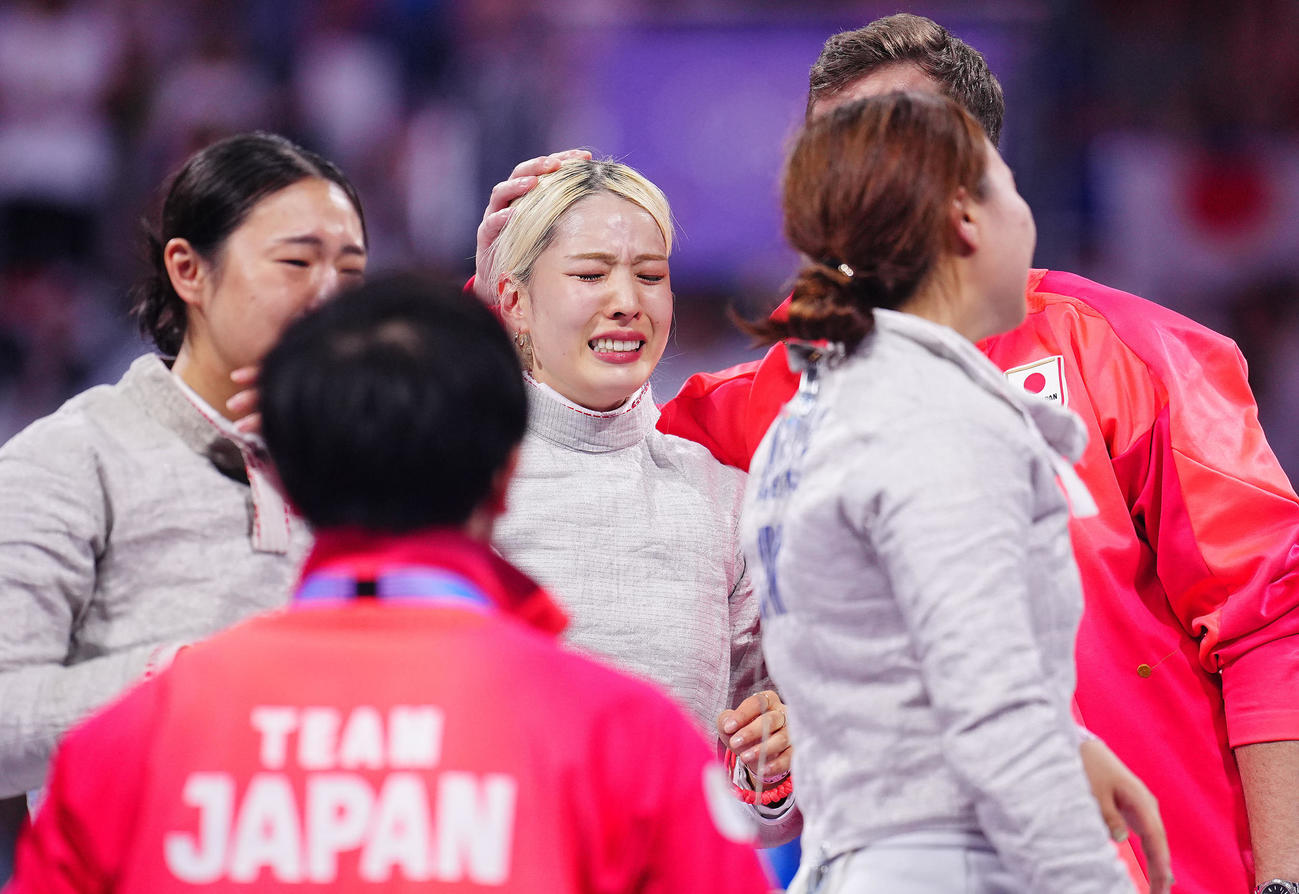 フェンシング女子サーブル団体3位決定戦、銅メダルを決め涙があふれる江村（中央）（撮影・垰建太）