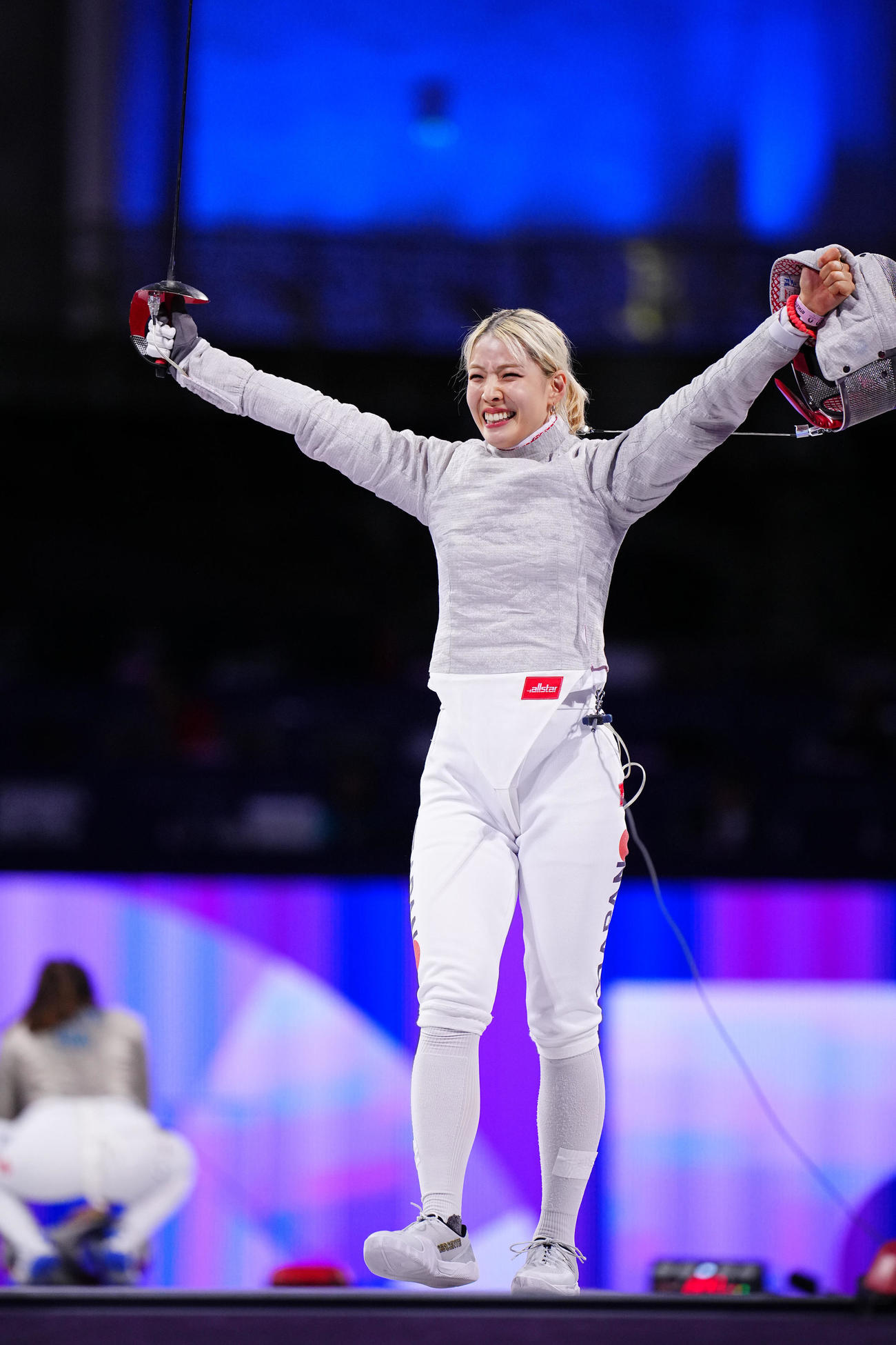 フェンシング女子サーブル団体3位決定戦、勝利で銅メダルを決め歓喜の江村（撮影・垰建太）