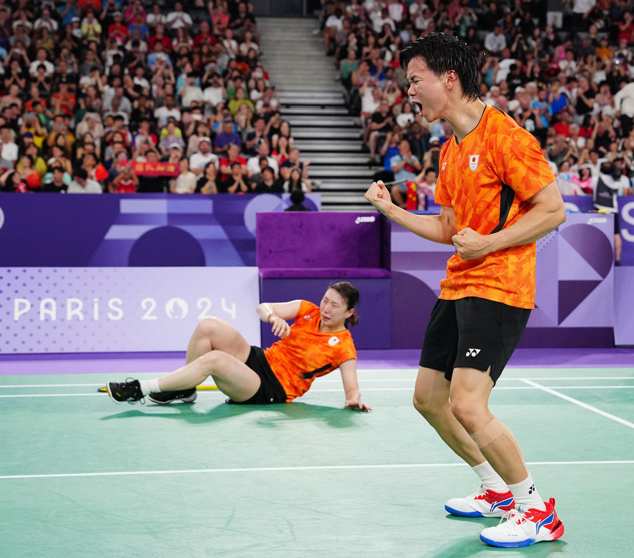 バドミントン混合ダブルス3位決定戦、銅メダルを決め抱き合う渡辺（右）、東野組（撮影・垰建太）