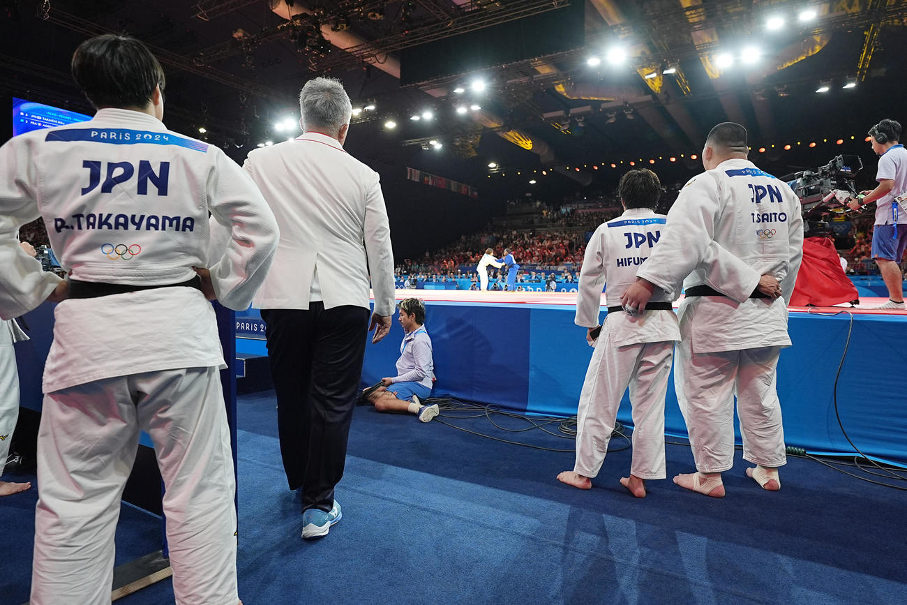 パリ五輪　混合団体決勝　女子の試合を見守る斉藤立（右）と阿部一二三（撮影・パオロ　ヌッチ）