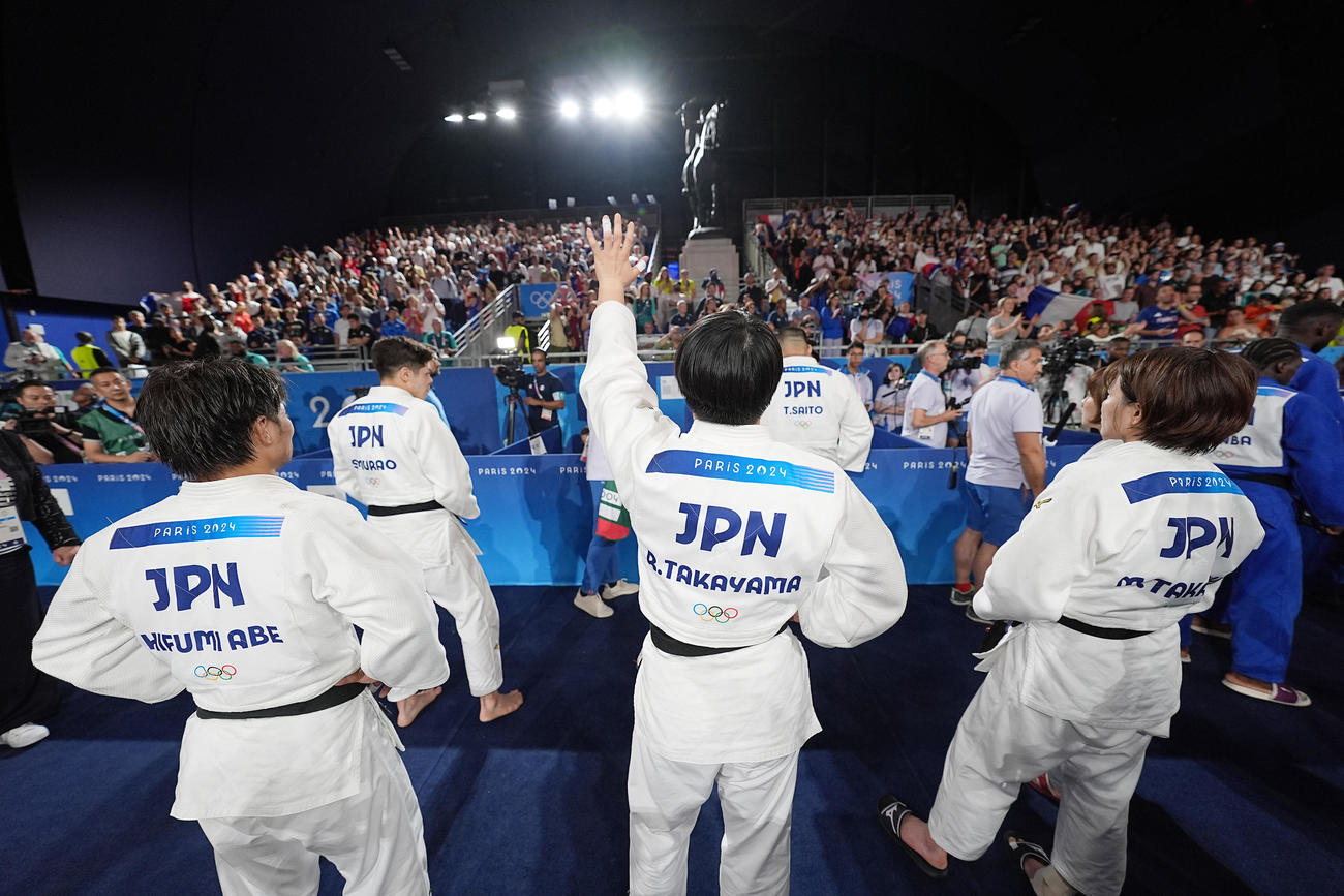 パリ五輪　混合団体決勝　代表決定戦の末にフランスに敗れた日本チーム（撮影・パオロ　ヌッチ）