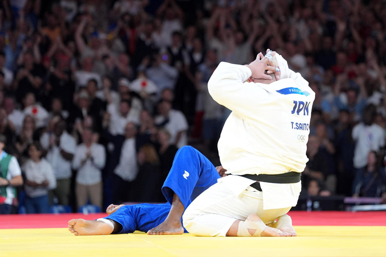 パリ五輪　混合団体決勝代表戦　第7試合男子90キロ超級　フランスのテディ・リネールに敗れ、頭を抱える斉藤立（撮影・パオロ　ヌッチ）