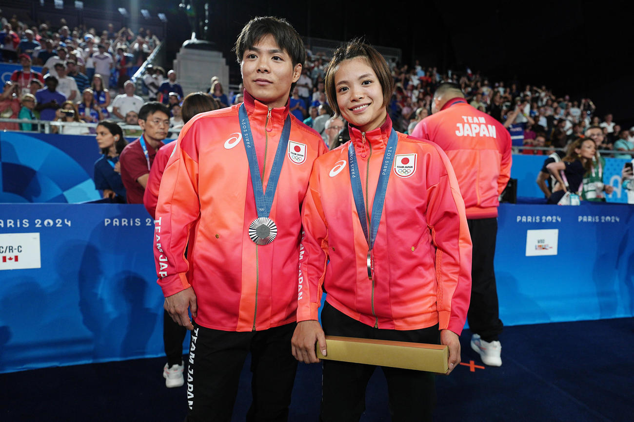 パリ五輪　混合団体　銀メダルを胸に記念撮影する阿部一二三（左）と阿部詩（撮影・パオロ　ヌッチ）