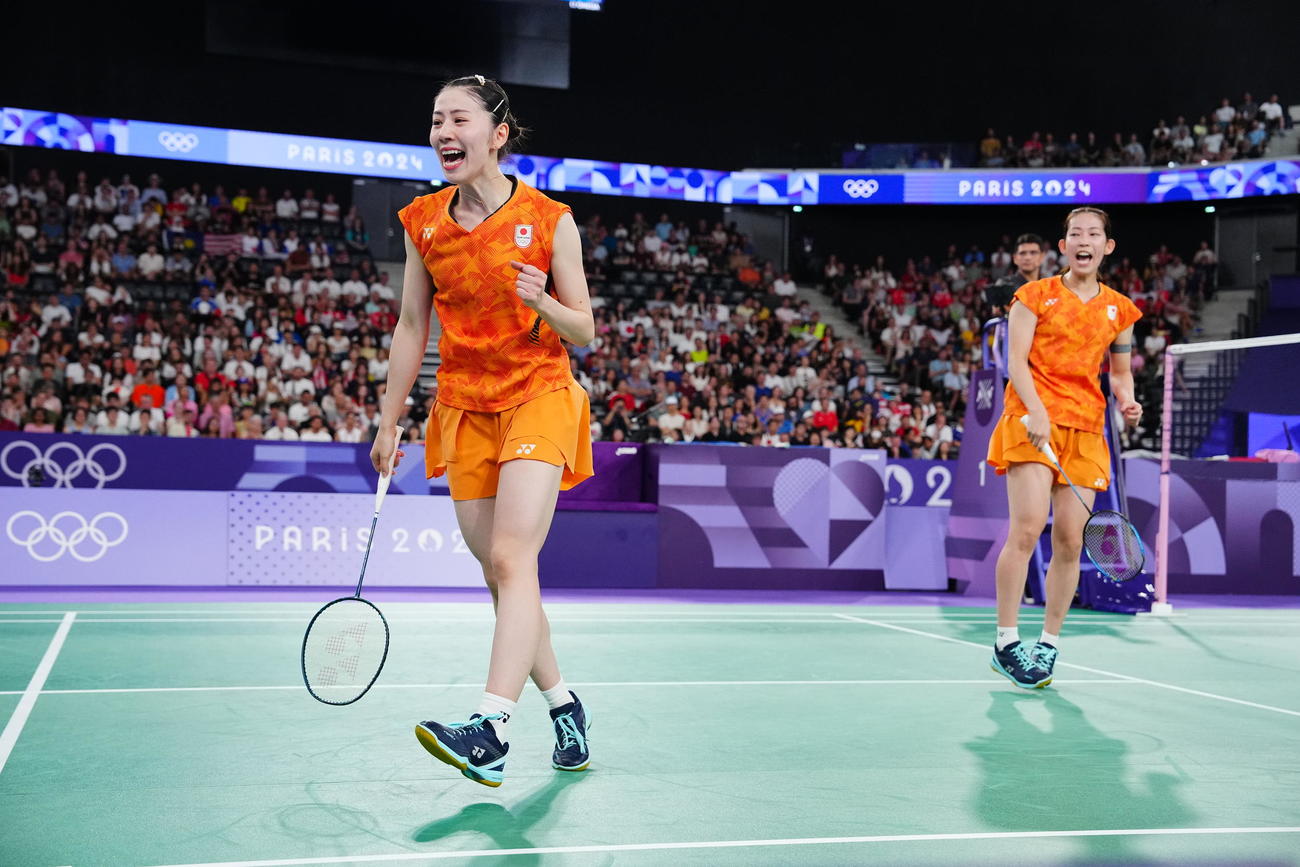 バドミントン女子ダブルス3位決定戦、ポイントを奪い雄たけびをあげる志田（左）、松山組（撮影・垰建太）