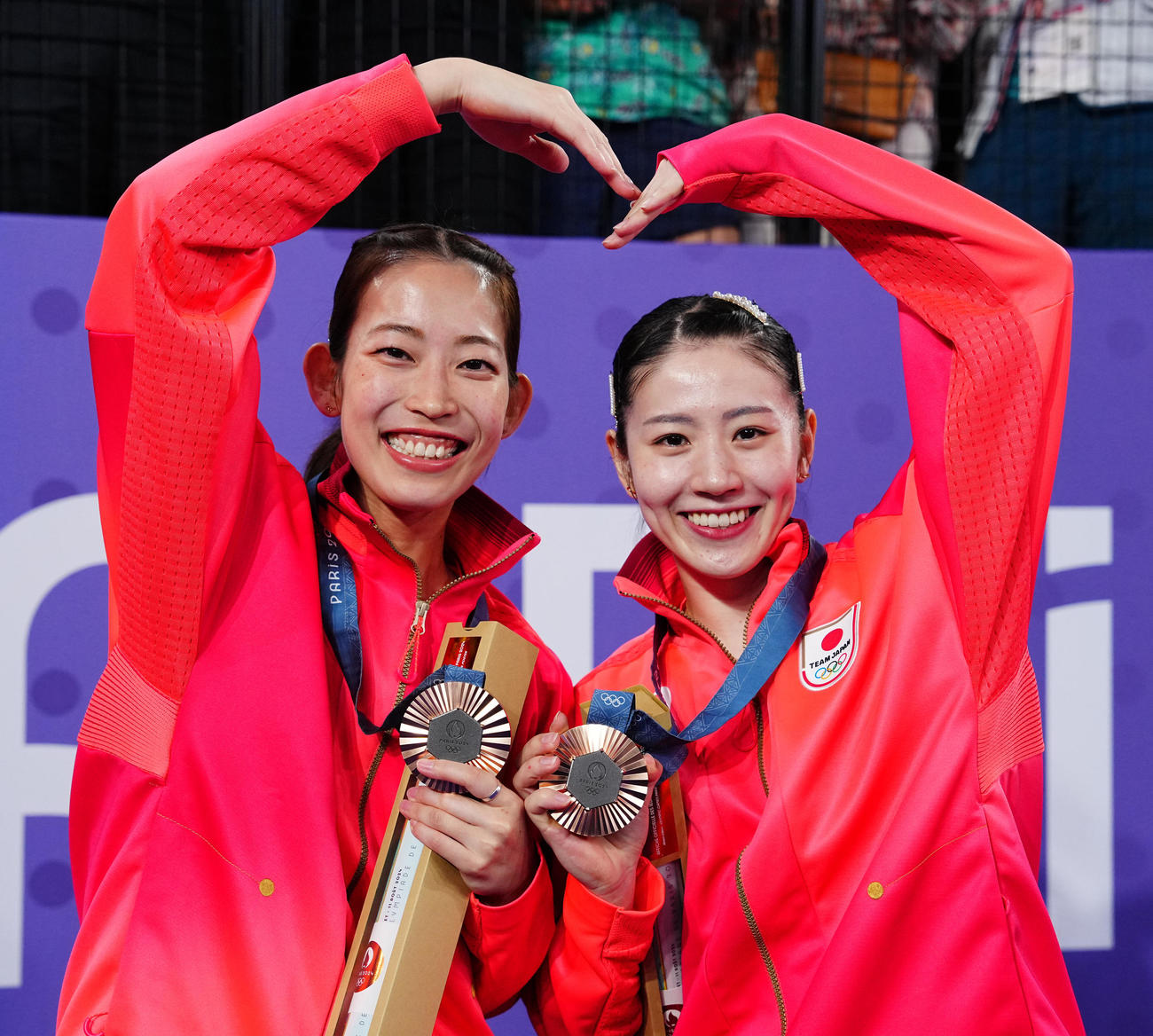 バドミントン女子ダブルス3位決定戦、銅メダルを手にハートマークをつくる志田（右）、松山組（撮影・垰建太）