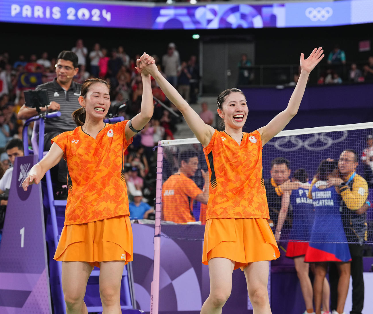 バドミントン女子ダブルス3位決定戦、銅メダルを決め満面の笑顔でスタンドに手を振る志田（右）、松山組（撮影・垰建太）