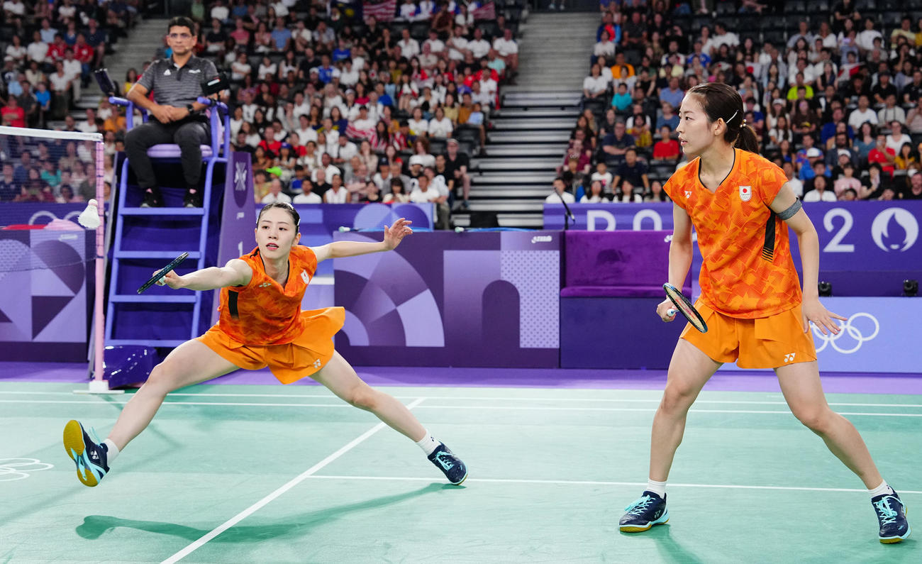 バドミントン女子ダブルス3位決定戦、プレーする志田（左）、松山組（撮影・垰建太）
