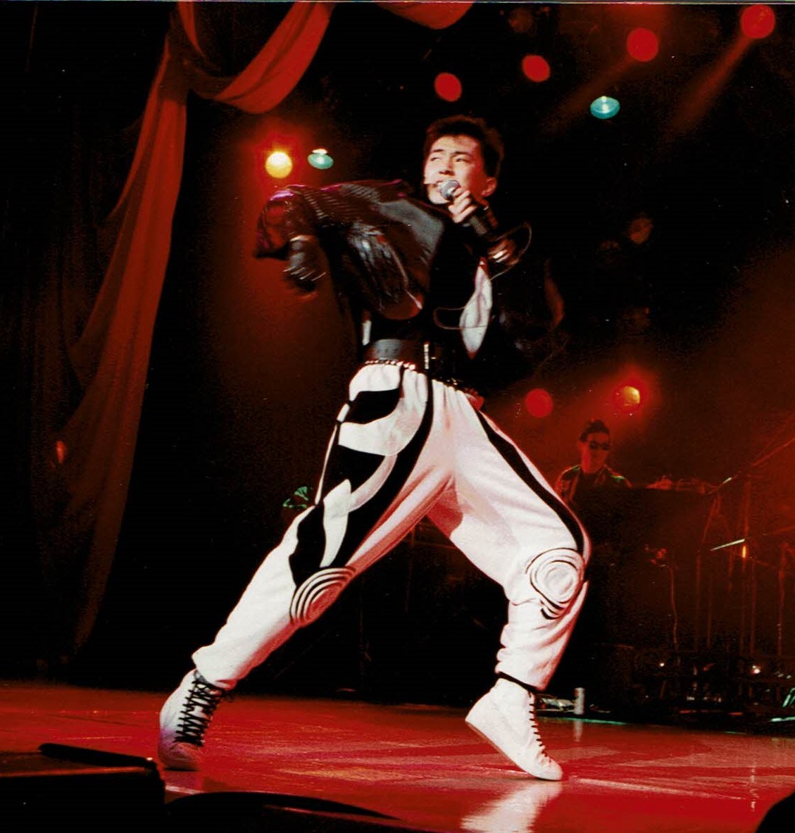 「涙のtake a chance」で踊る風見しんご