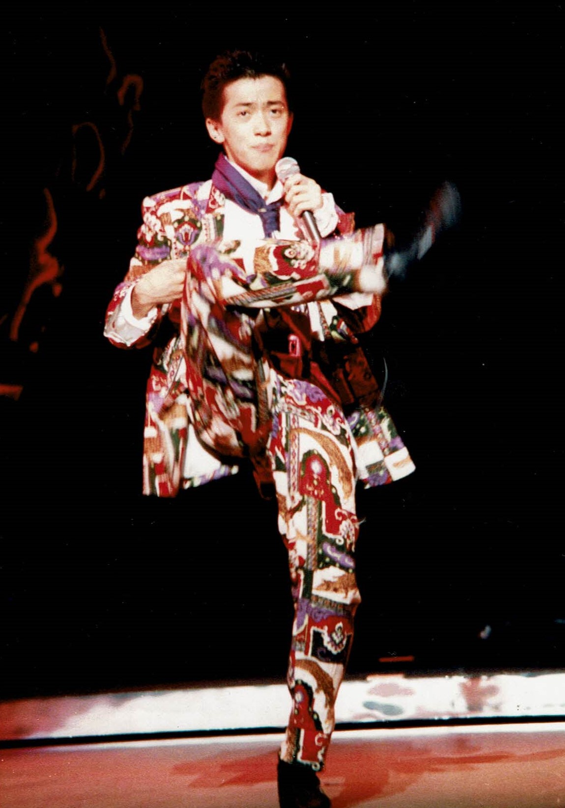 「涙のtake a chance」で踊る風見しんご