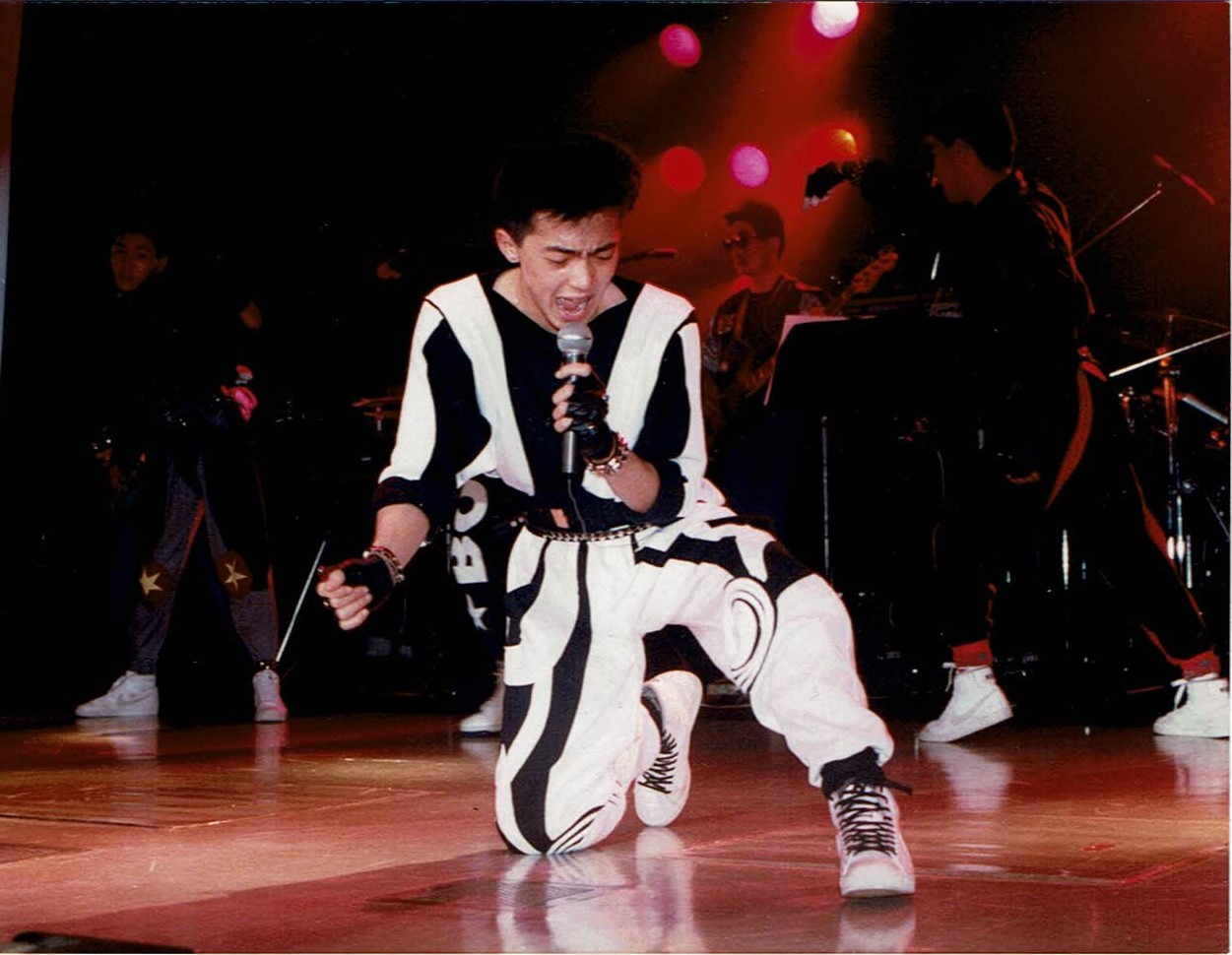 「涙のtake a chance」で踊る風見しんご