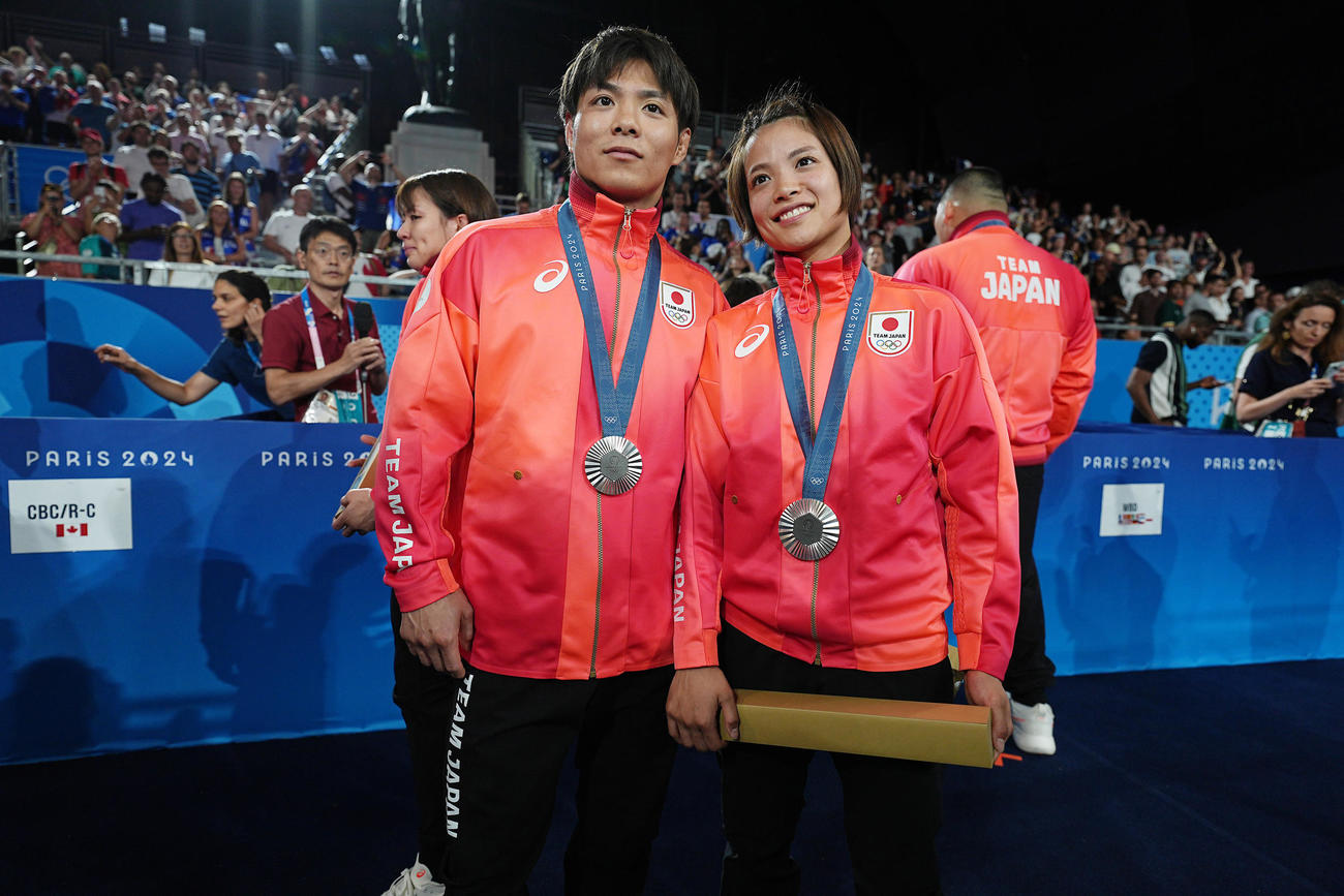 銀メダルを胸に記念撮影する阿部一（左）と阿部詩（撮影・パオロ　ヌッチ）