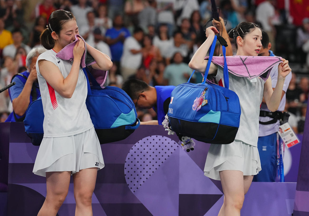 バドミントン女子ダブルス準決勝、ストレート負けを喫し涙を流す志田（右）、松山組（撮影・垰建太）