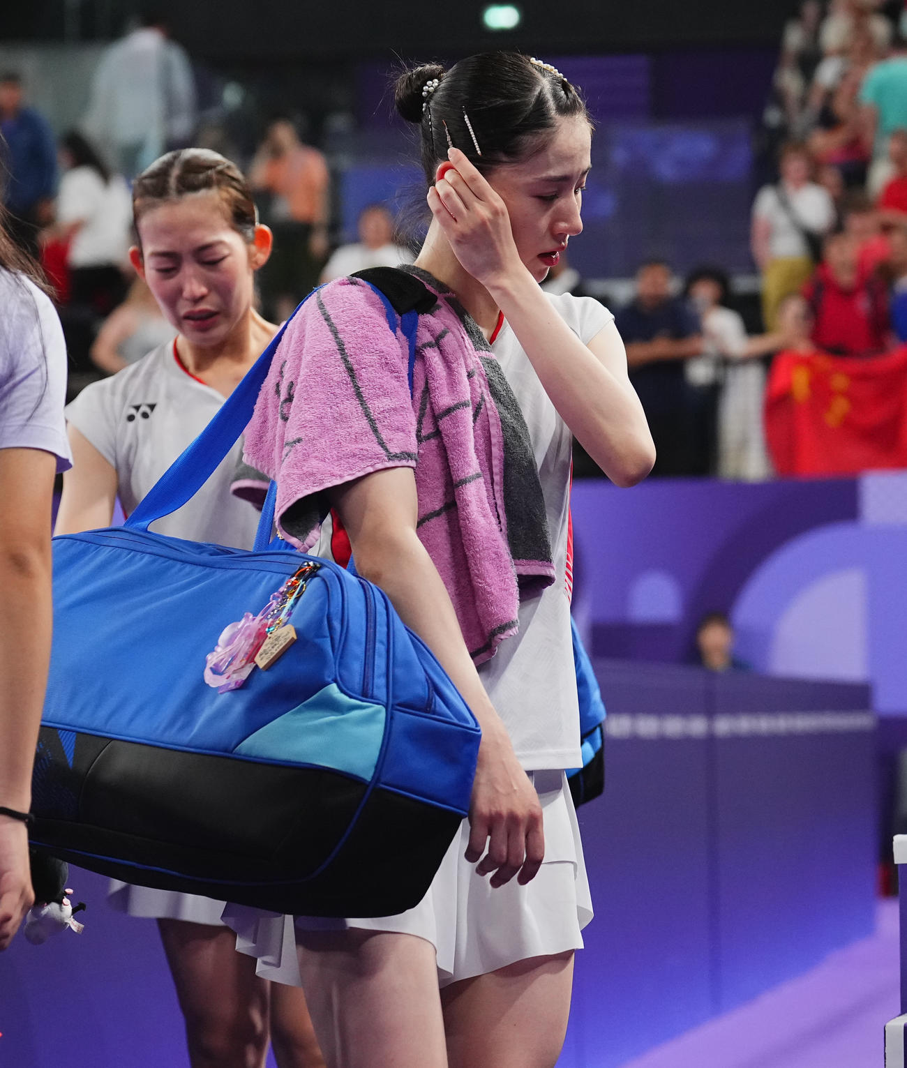 バドミントン女子ダブルス準決勝、ストレート負けを喫しうつむきながら引き揚げる志田（手前）、松山組（撮影・垰建太）