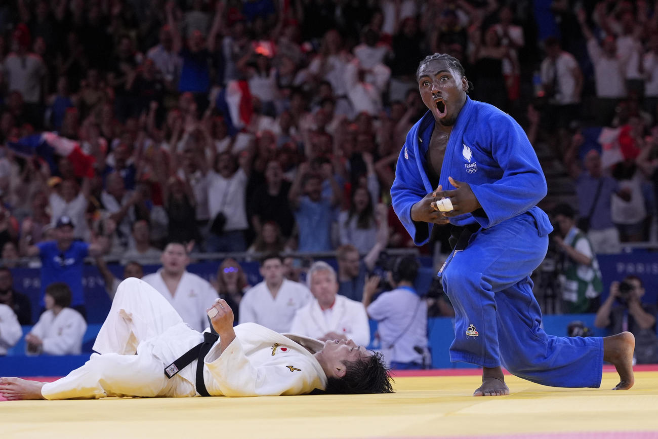 混合団体決勝　ガバのすくい投げで一本負けを喫した阿部一二三（AP)