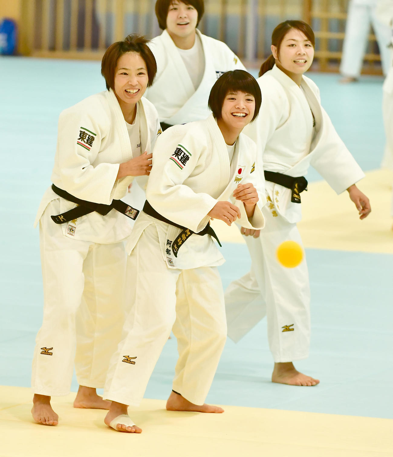 全日本女子柔道強化合宿のドッジボールのようなウオーミングアップで阿部詩（右）を壁にして逃げ回る松本薫さん（2018年1月撮影）