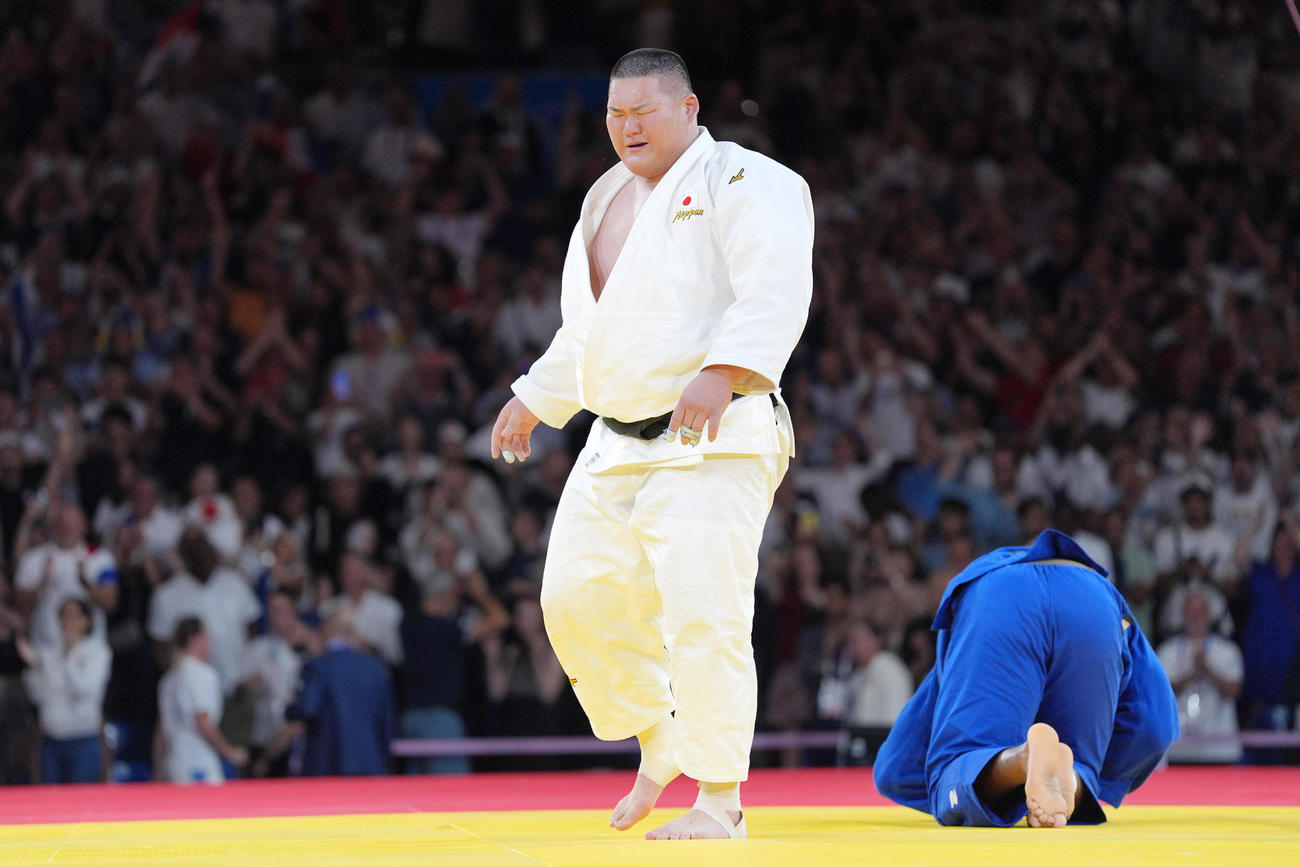 混合団体決勝代表戦　第7試合男子90キロ超級　フランスのリネール（右）に敗れ、涙ながらにうなだれる斉藤（2024年8月3日撮影・パオロ　ヌッチ）