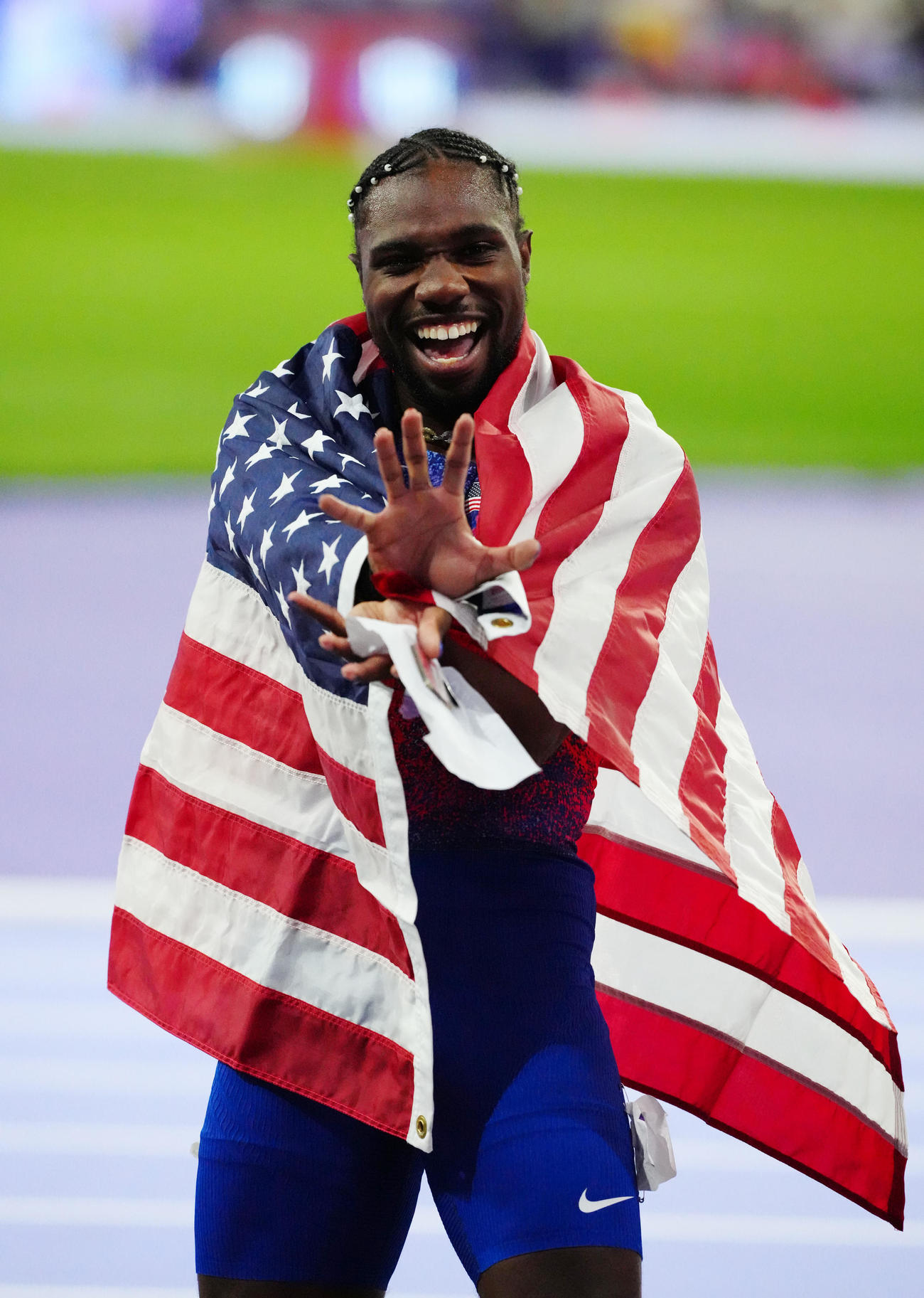 陸上男子100メートル決勝で優勝し、かめはめ波ポーズを披露する米国のライルズ（撮影・江口和貴）