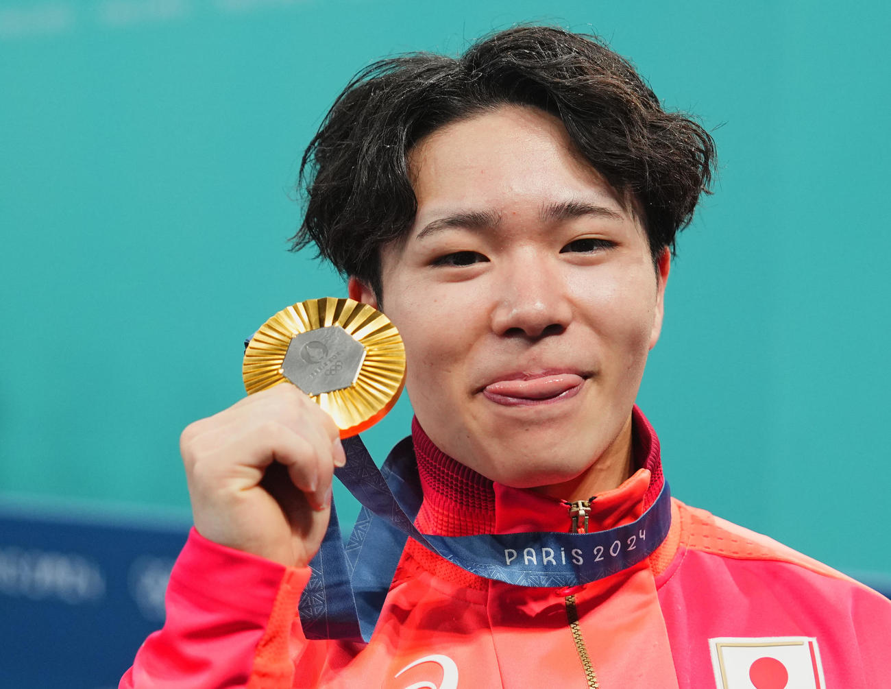体操男子種目別決勝、金メダルを決めおどけた表情の岡（撮影・垰建太）