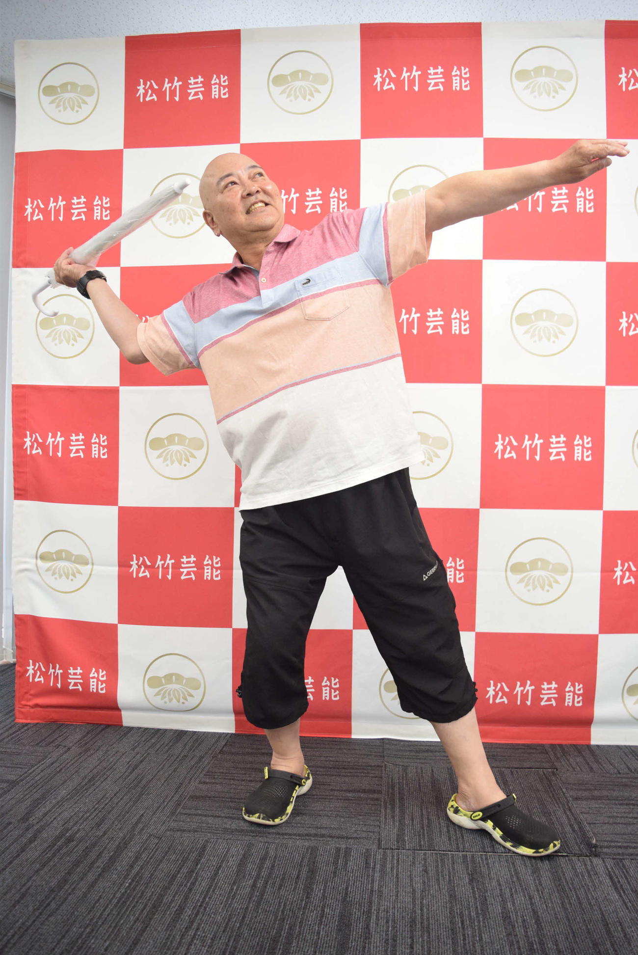 ビニール傘片手にやり投げのポーズを取る暁トリオ、暁光雄（撮影・阪口孝志）