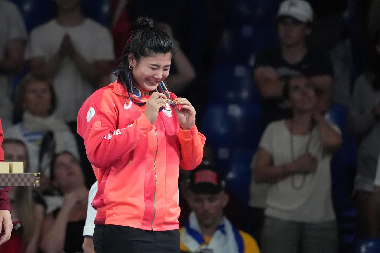 パリ五輪　女子フリースタイル68キロ級　表彰式で銅メダルを手に笑顔を見せる尾崎野乃香（撮影・パオロ　ヌッチ）