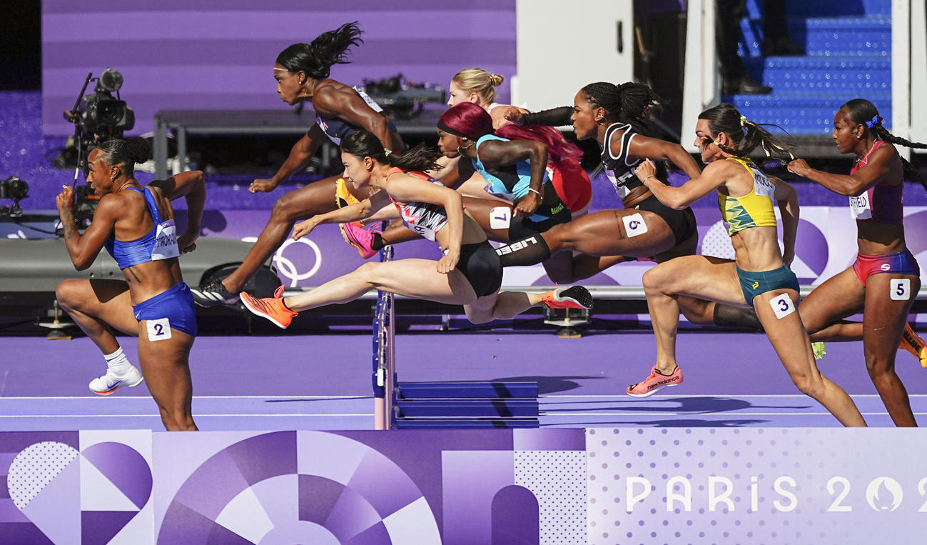 女子100メートル障害予選　力走する田中佑美（手前中央）（共同）