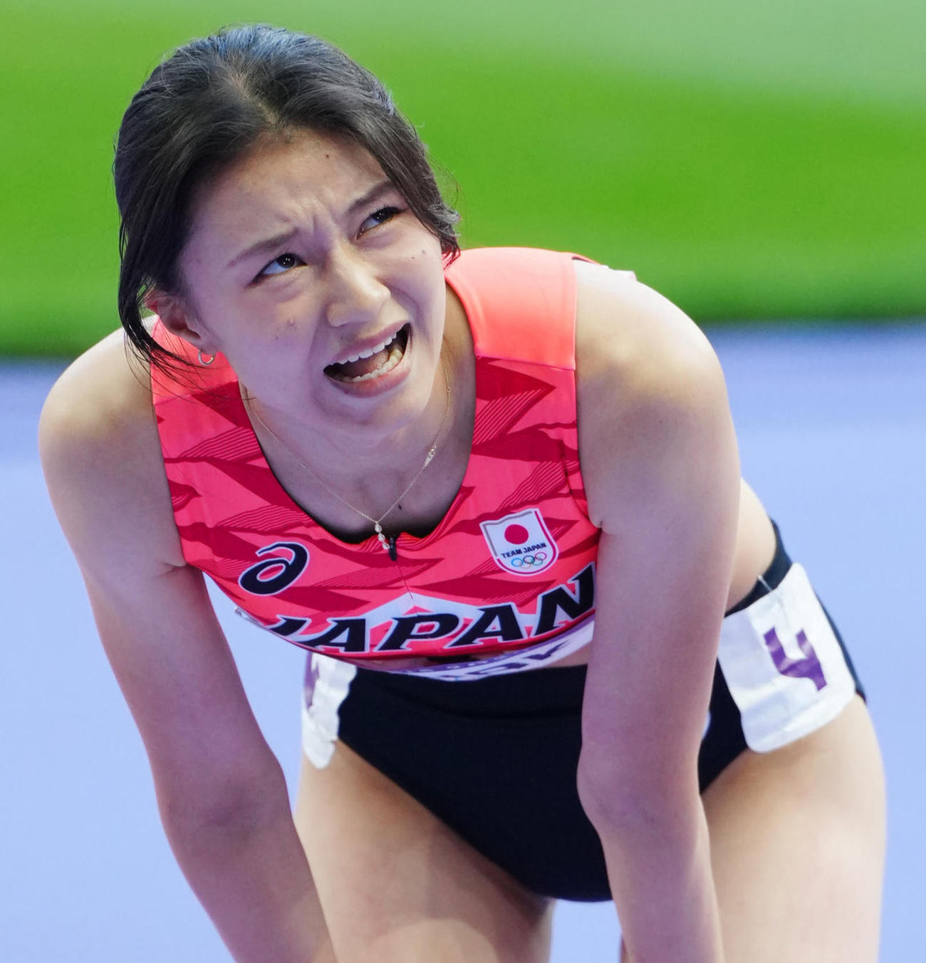 パリ五輪陸上の女子100メートル障害予選後、ビジョンを見つめ厳しい表情の田中佑（2024年8月撮影）