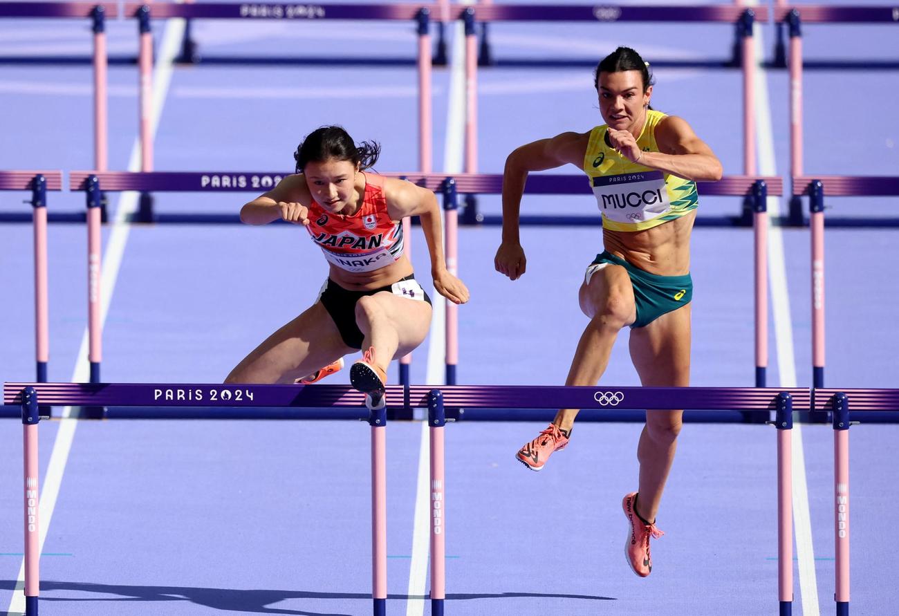 女子100メートル障害予選でハードルを越える田中佑美（左）（ロイター）