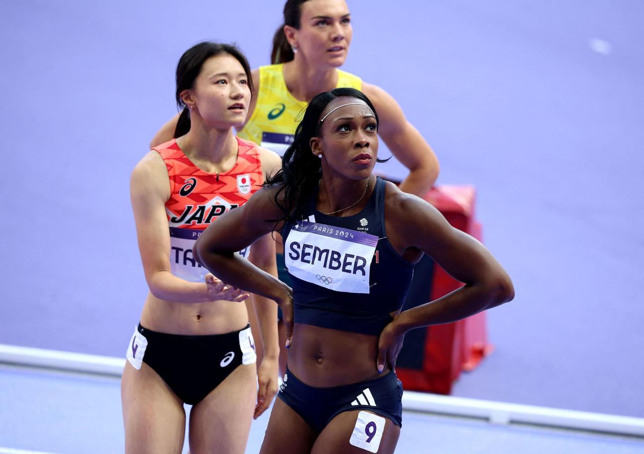 女子100メートル障害予選を終え、結果を待つ田中佑美（左）（ロイター）