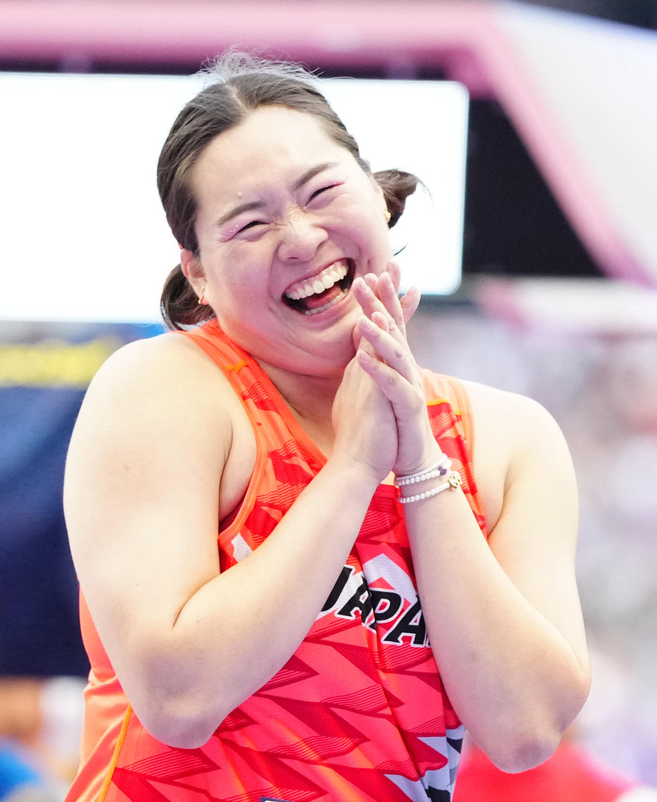 女子やり投げ予選の1投目の試技で決勝進出を決め、笑顔を見せる北口（撮影・江口和貴）