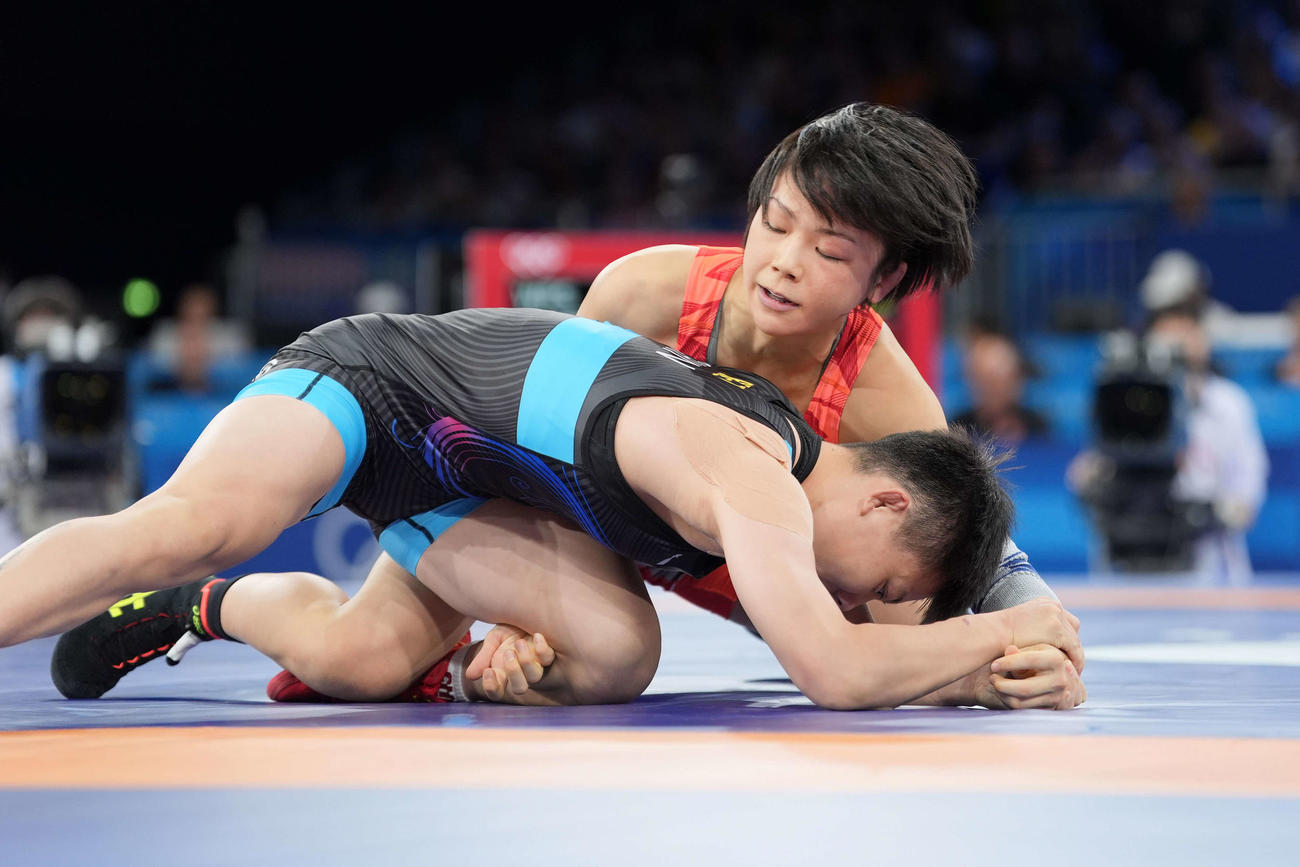 レスリング女子53キロ級準決勝　相手を攻める藤波（上）（撮影・パオロ　ヌッチ）