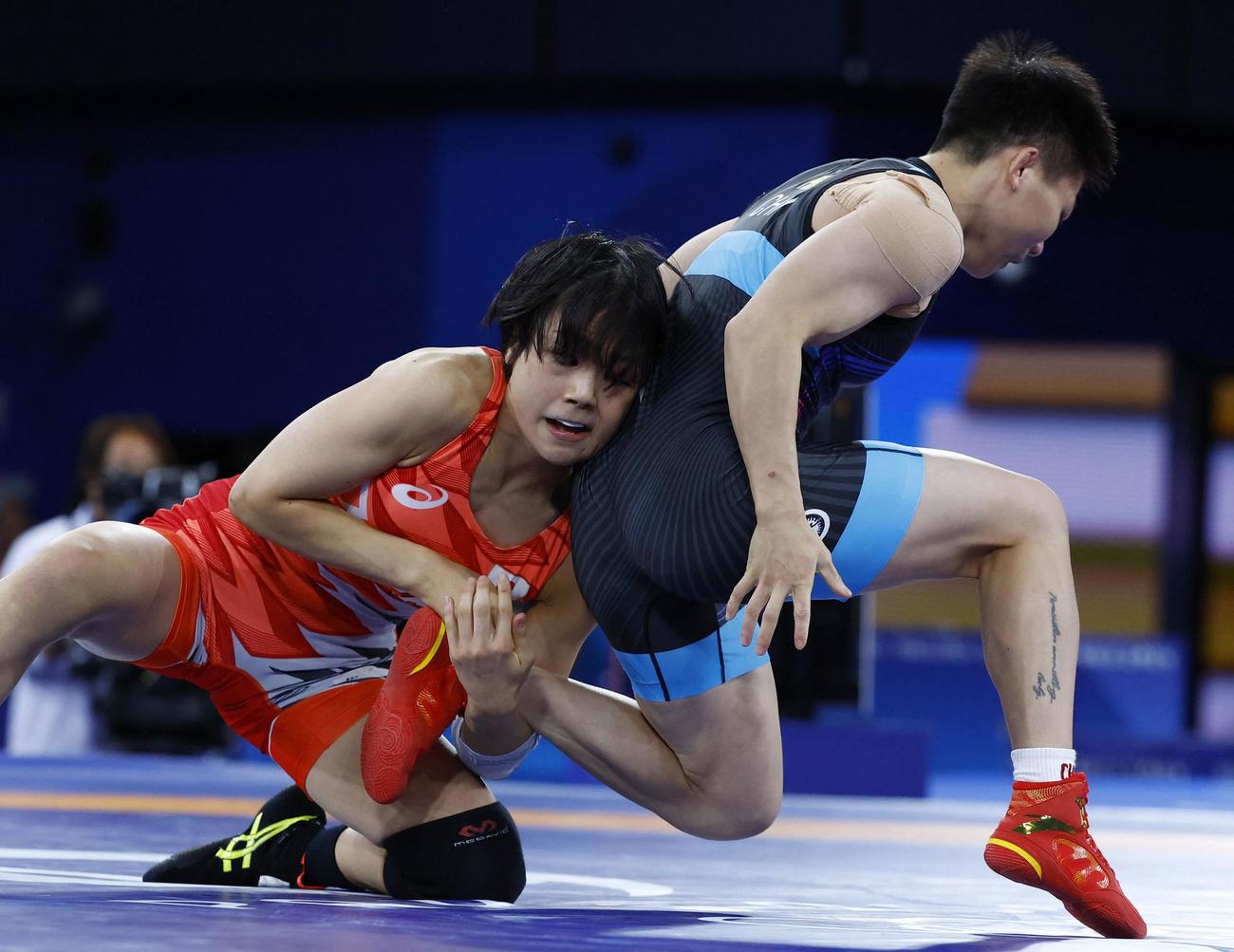 女子53キロ級準決勝　東京五輪銀メダルの龐倩玉（右、中国）を下して決勝進出を決めた藤波朱里（ロイター）