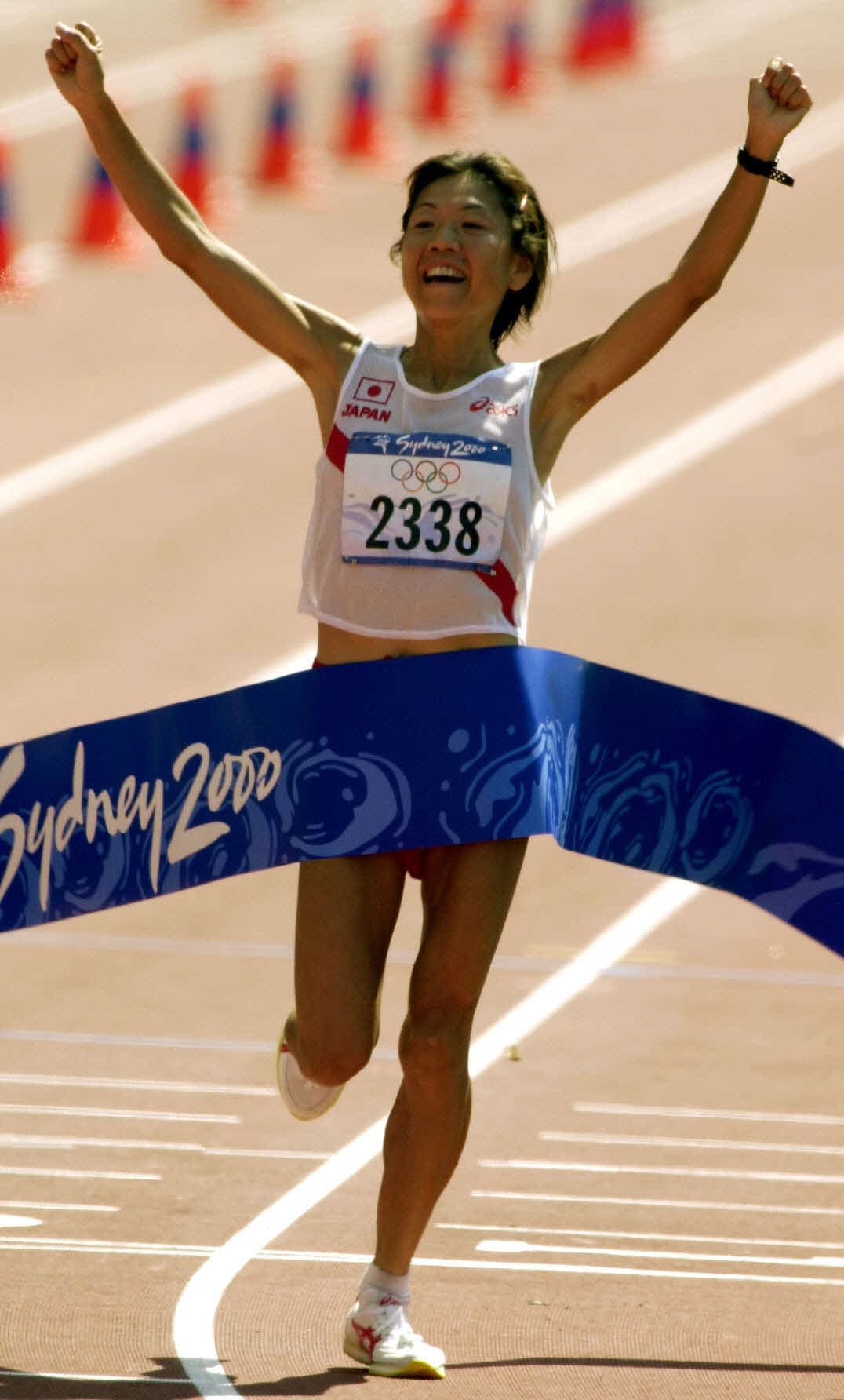 00年9月24日、シドニー五輪女子マラソンで1着でゴールする高橋尚子
