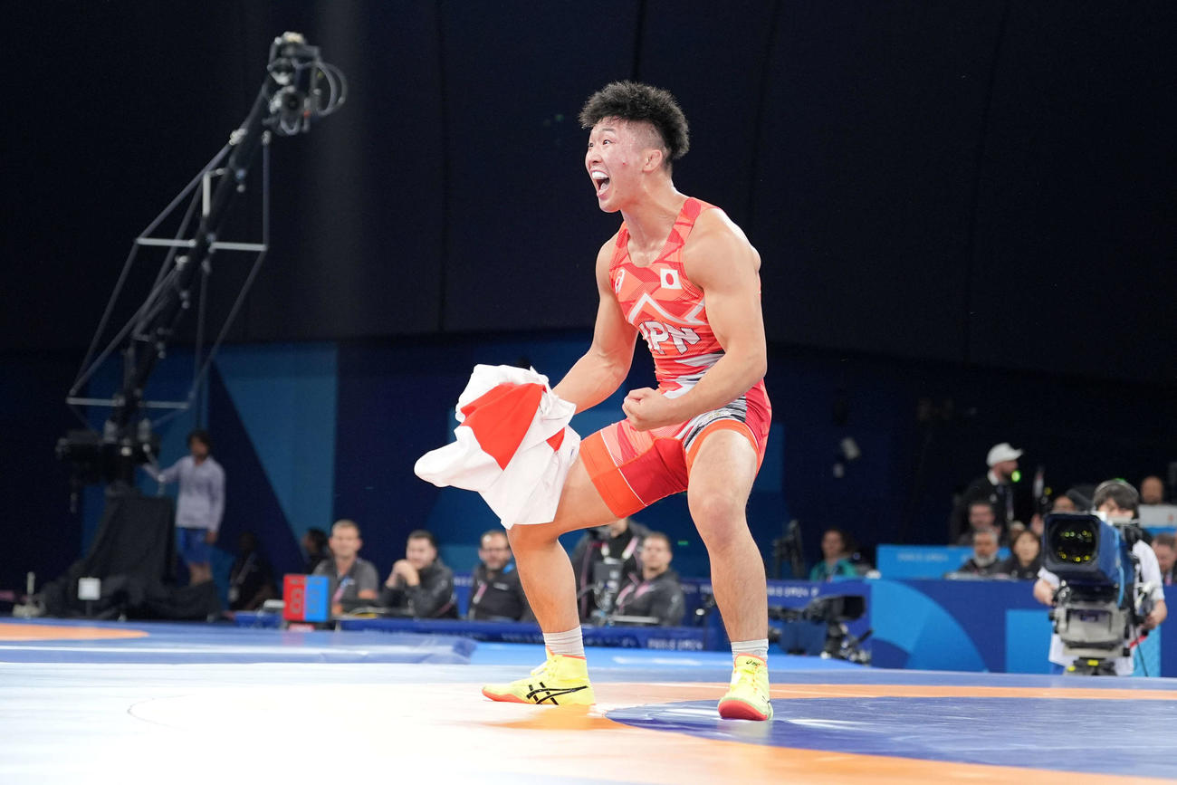 グレコローマンスタイル77キロ級決勝　逆転勝ちして雄たけびを上げる日下（撮影・パオロ　ヌッチ）
