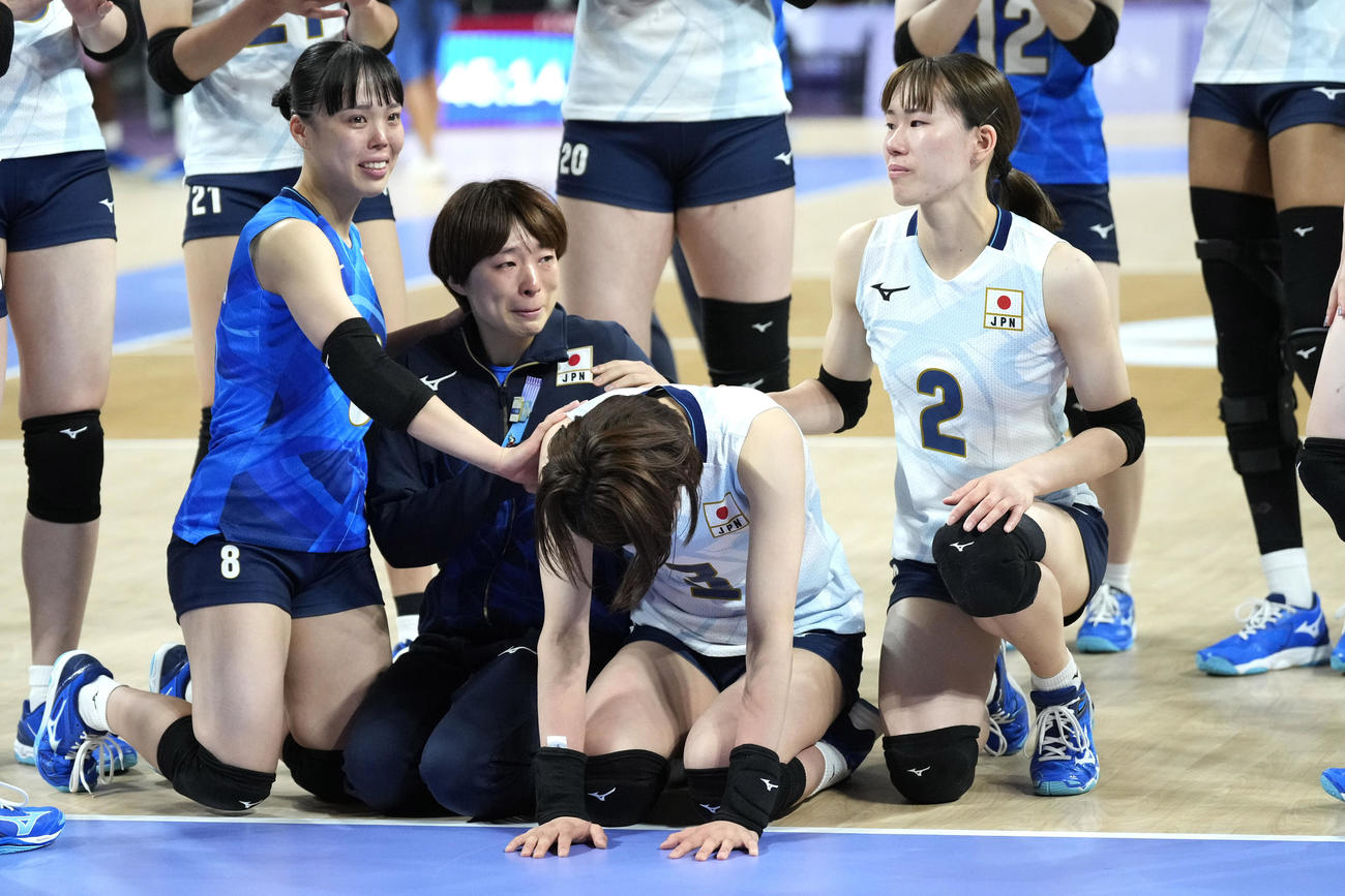 3日ケニア戦後にコートで泣き崩れる古賀紗理那（AP)