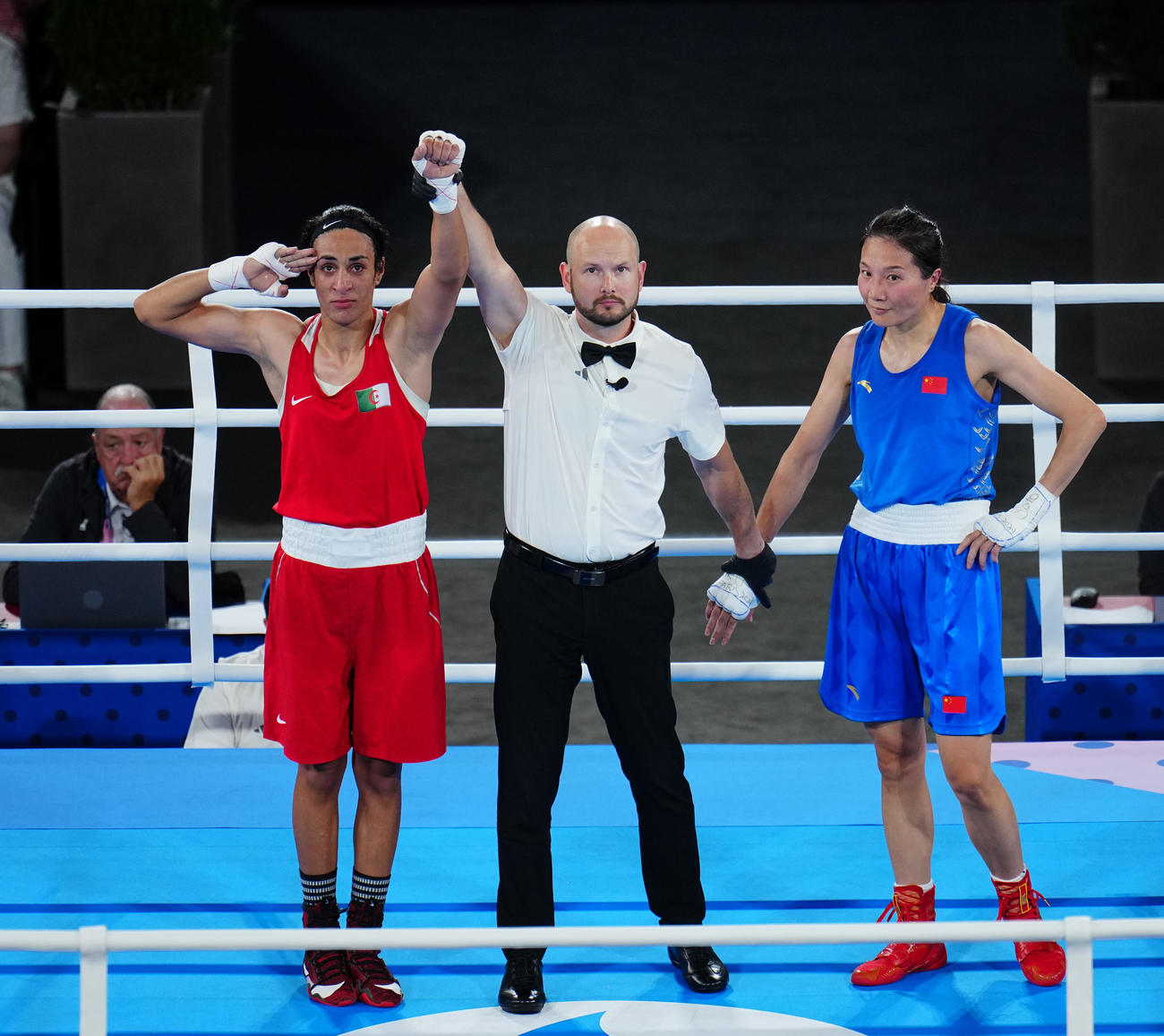ボクシング女子66キロ級決勝、イマネ・ヘリフ対楊柳　判定勝ちで金メダルを決めポーズを決めるヘリフ（左）（撮影・垰建太）