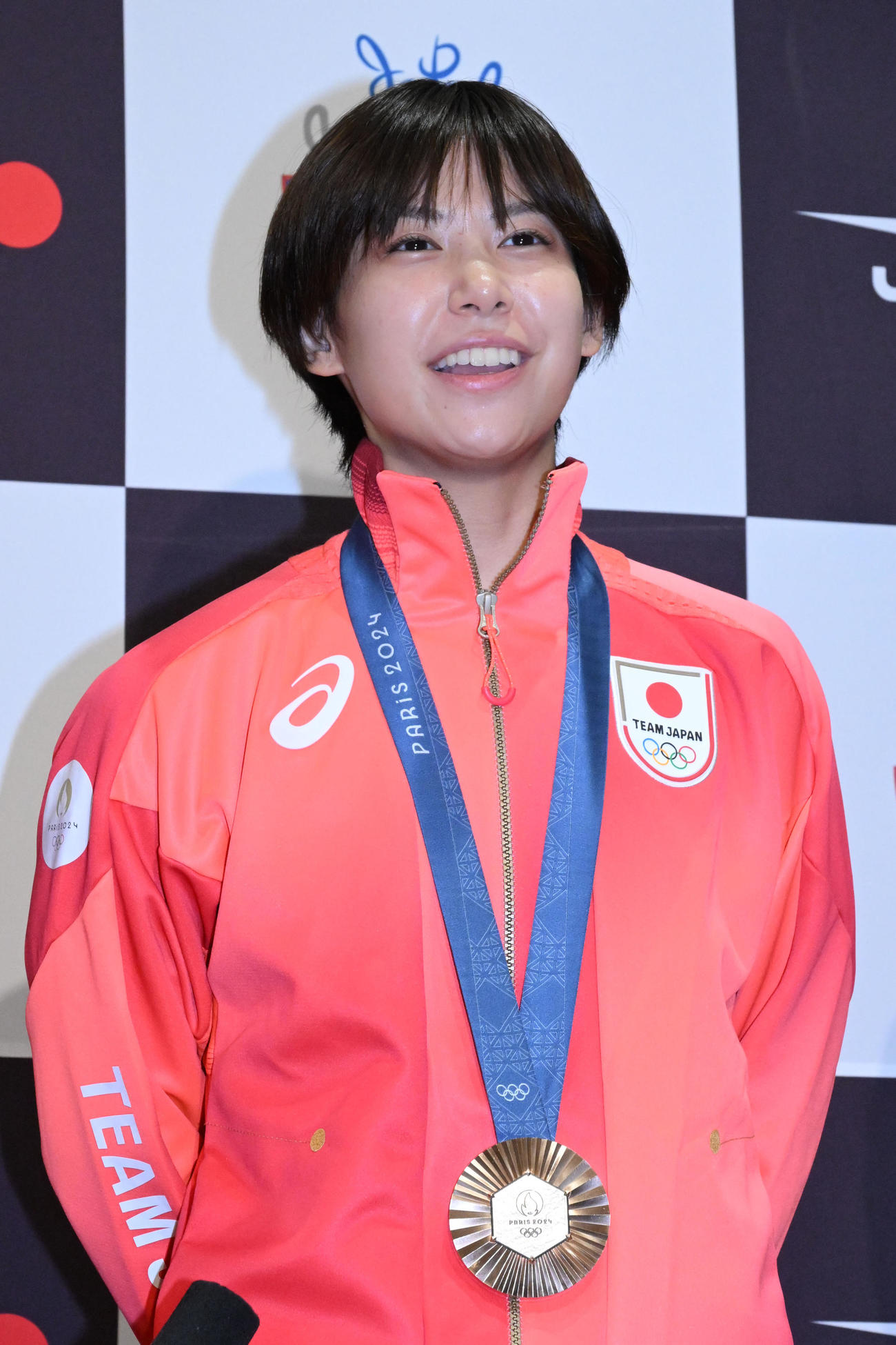 パリ五輪を終え帰国し、取材に応じるフェンシング女子フルーレ団体で銅メダルを獲得した宮脇花綸（撮影・千葉一成）