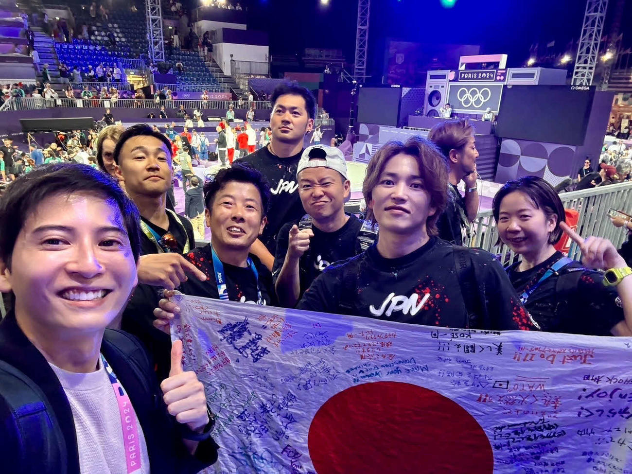パリ五輪ブレイキン女子の湯浅亜実を現地で応援したDA PUMPのKENZO（右から2人目）
