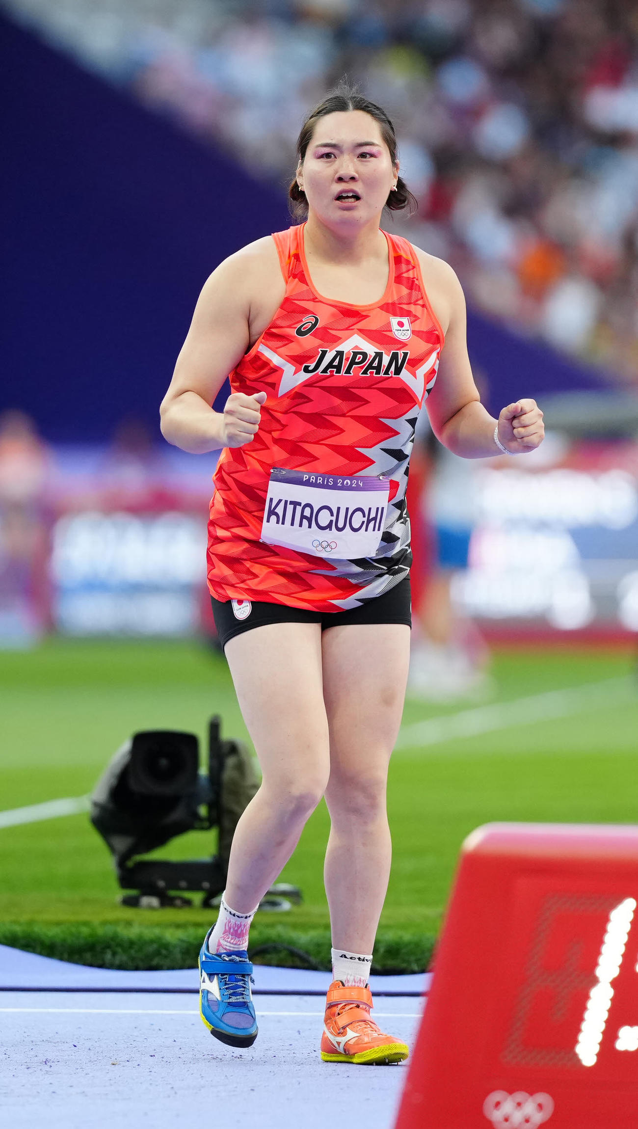 女子やり投げ決勝、1投目の試技でガッツポーズの北口（撮影・江口和貴）