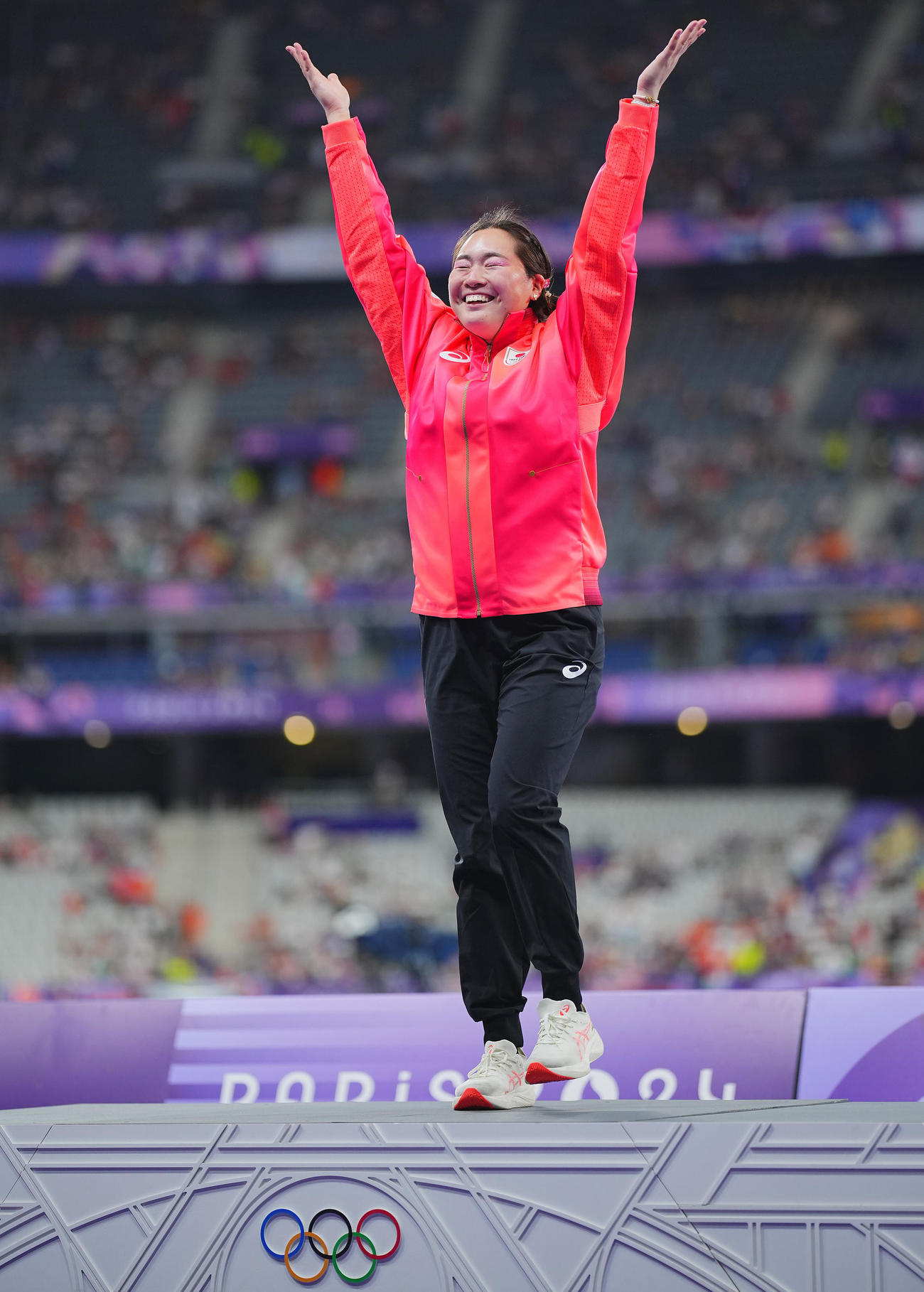 陸上女子やり投げの表彰台にバンザイで上がる金メダルの北口（撮影・垰建太）