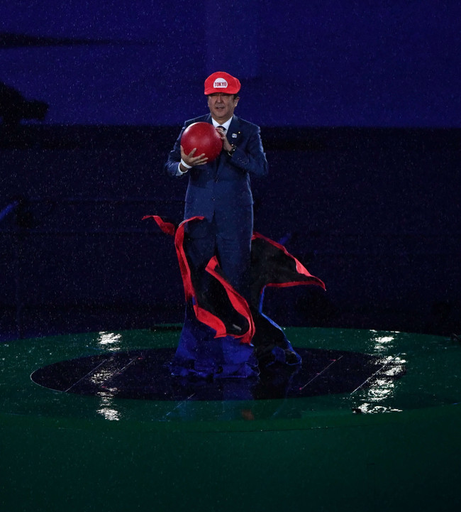 2016年リオデジャネイロ五輪・最終日・閉会式　東京を紹介するショーでマリオが登場、衣装を脱いで現れたのは安倍晋三首相（2016年8月21日撮影）